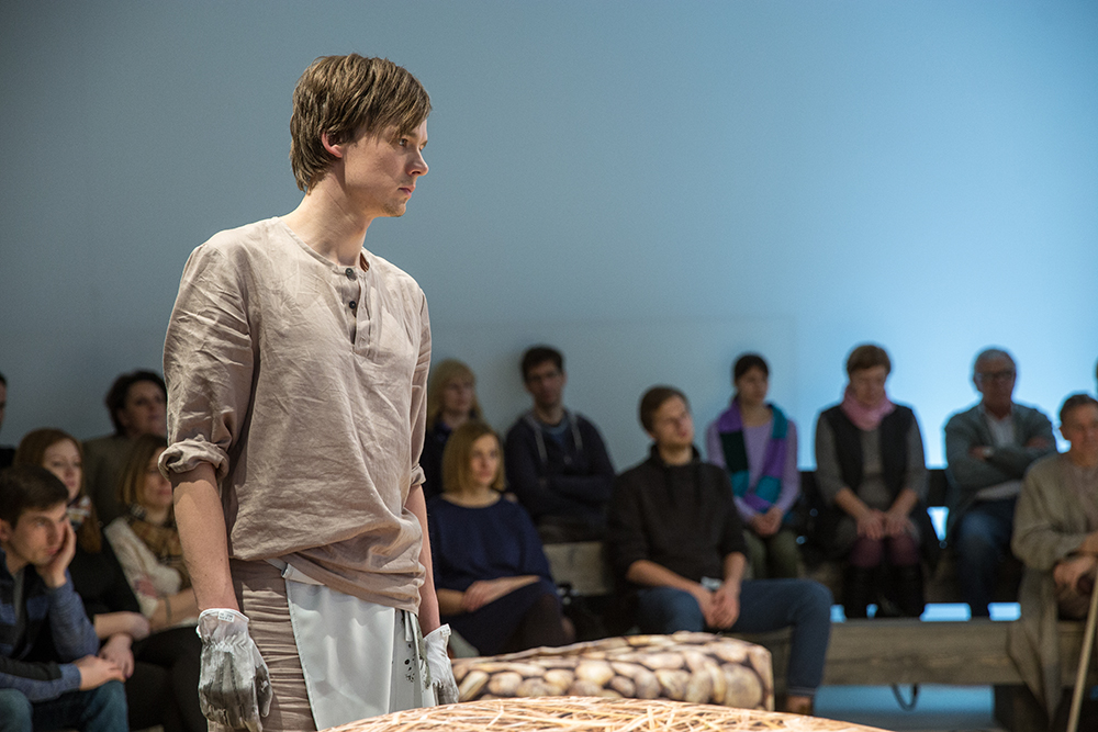 Mārtiņš Meiers - Mikus izrādē "Pazudušais dēls" (VDT, 2017, "Spēlmaņu nakts" nominācija kategorijā "Gada aktieris otrā plāna lomā") // Foto - Matīss Markovskis