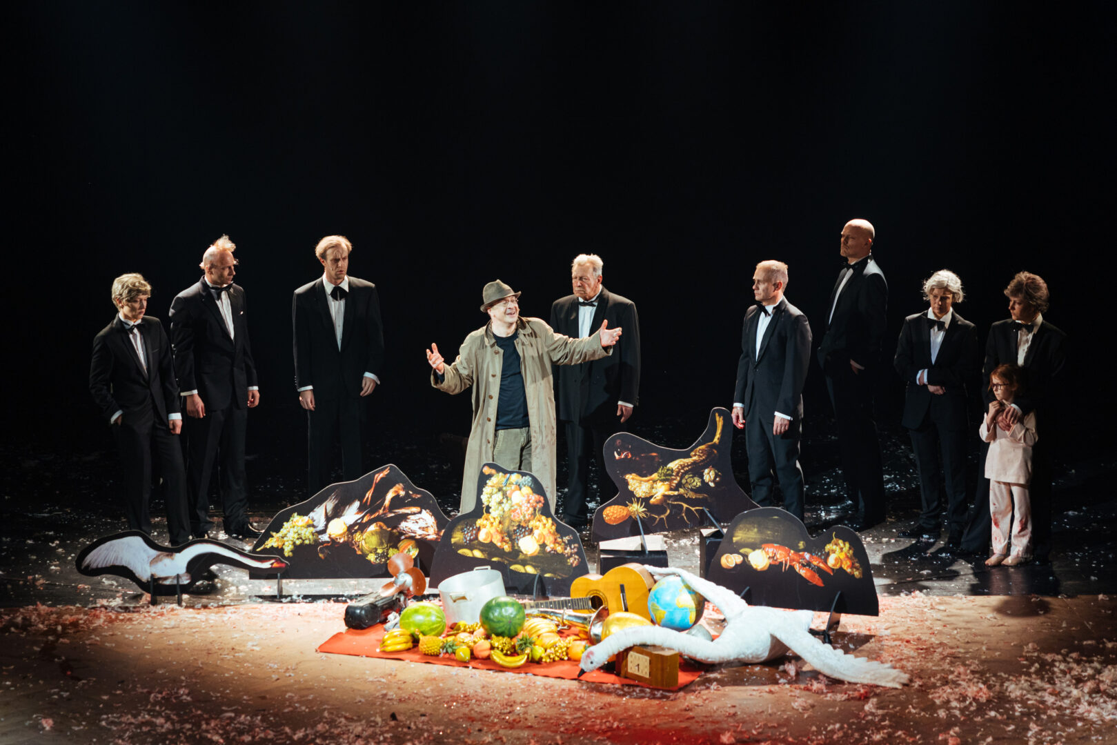 Skats no izrādes "Pīters Pens. Sindroms". Centrā: Pīters Pens – Egons Dombrovskis // Foto – Ģirts Raģelis