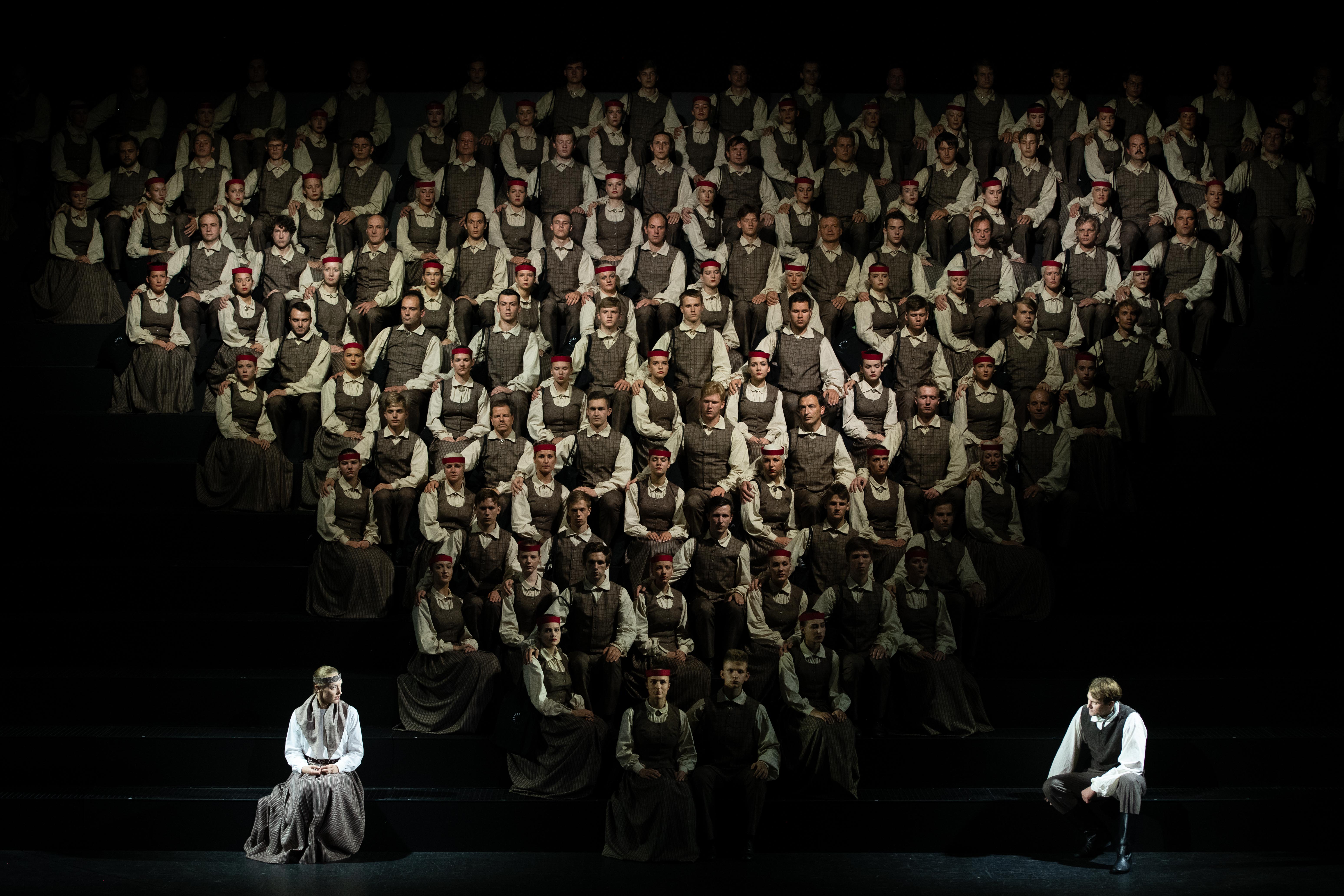 Skats no Latvijas Nacionālā teātra izrādes "Pūt, vējiņi!" (2018, rež. Elmārs Seņkovs) // Foto – Kristaps Kalns