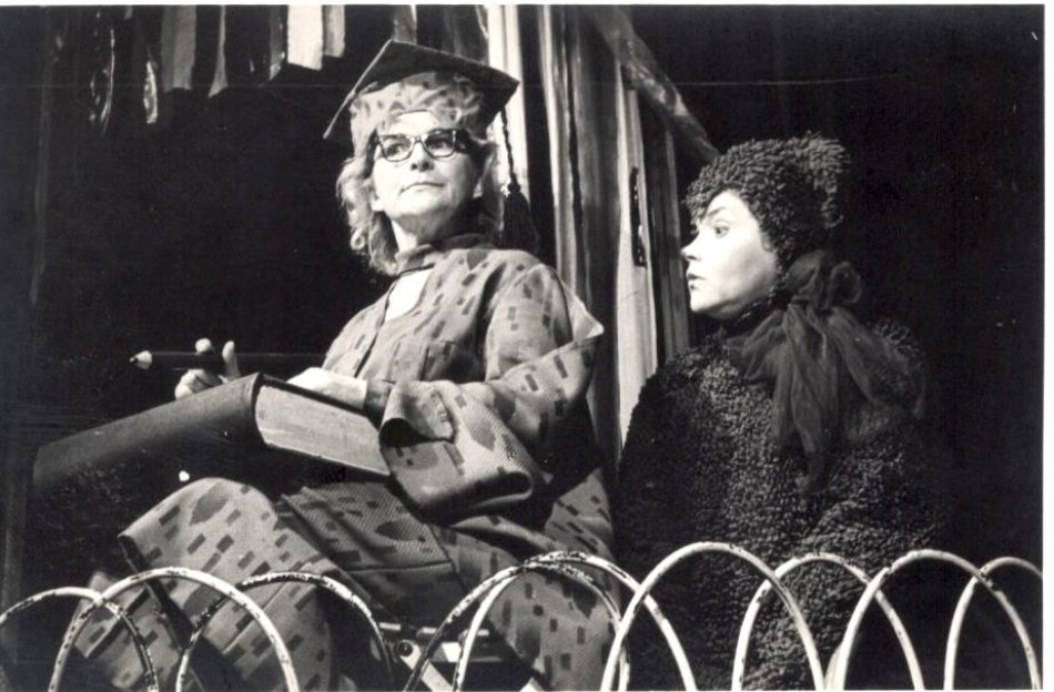 Elvīra Baldiņa – Pūce, Vera Singajevska – Lācītis Pūks Jaunatnes teātra izrādē "Pūks un viņa draugi" (1967) // Foto - E. Smiļģa Teātra muzeja krājums