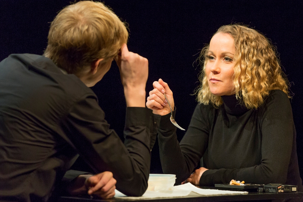 Elmārs Seņkovs un Rēzija Kalniņa izrādē "Es par Rēziju" // Foto – Gunārs Janaitis