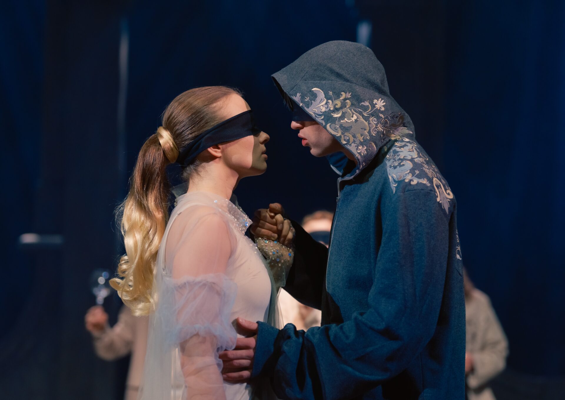 Skats no Valmieras teātra izrādes "Romeo un Džuljeta". Džuljeta – Diāna Krista Stafecka, Romeo – Sandis Runge // Foto – Mārtiņš Vilkārsis