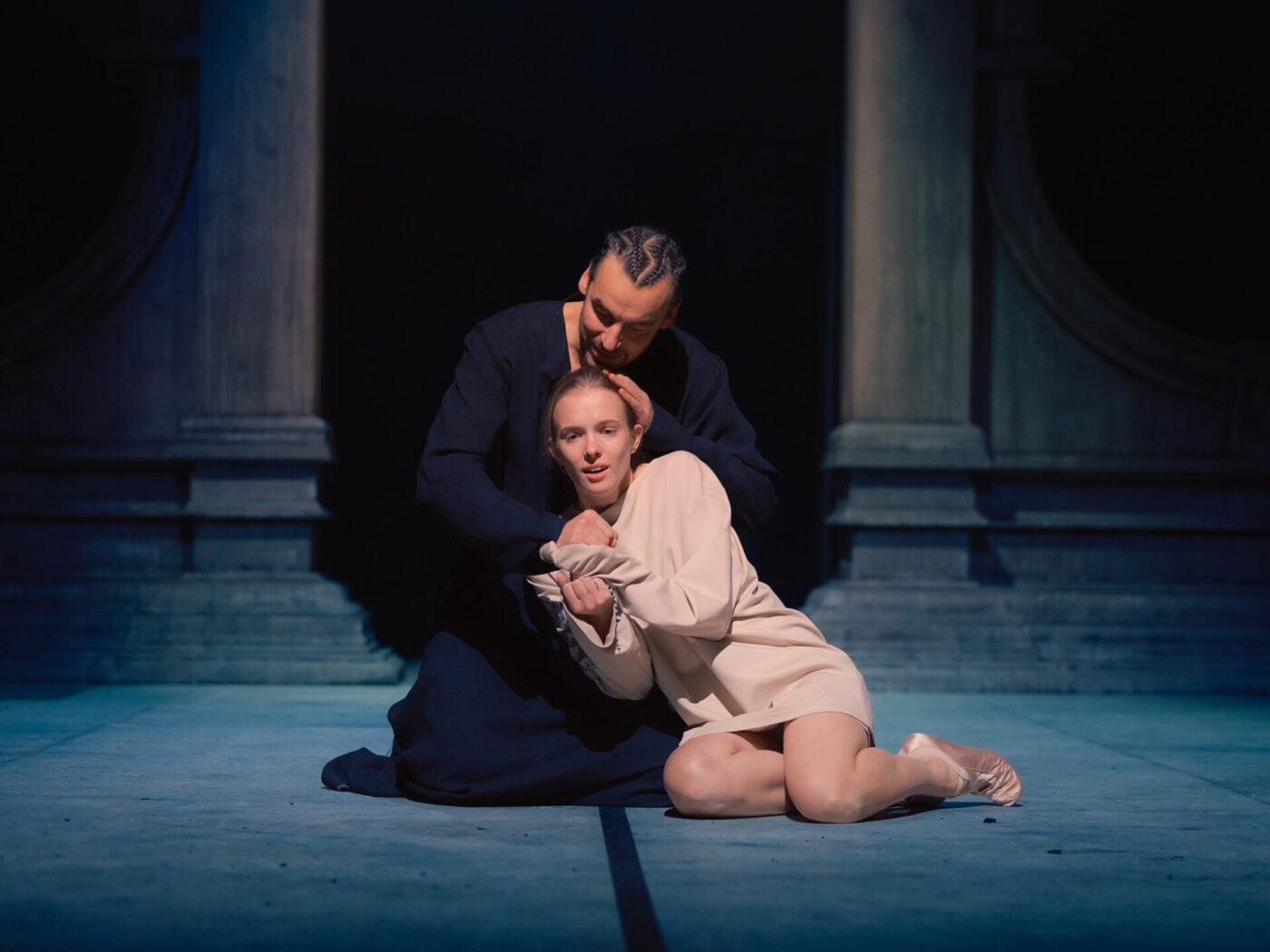 Skats no Valmieras teātra izrādes "Romeo un Džuljeta". Mūks Lorenco – Kārlis Freimanis, Džuljeta – Diāna Krista Stafecka // Foto – Mārtiņš Vilkārsis