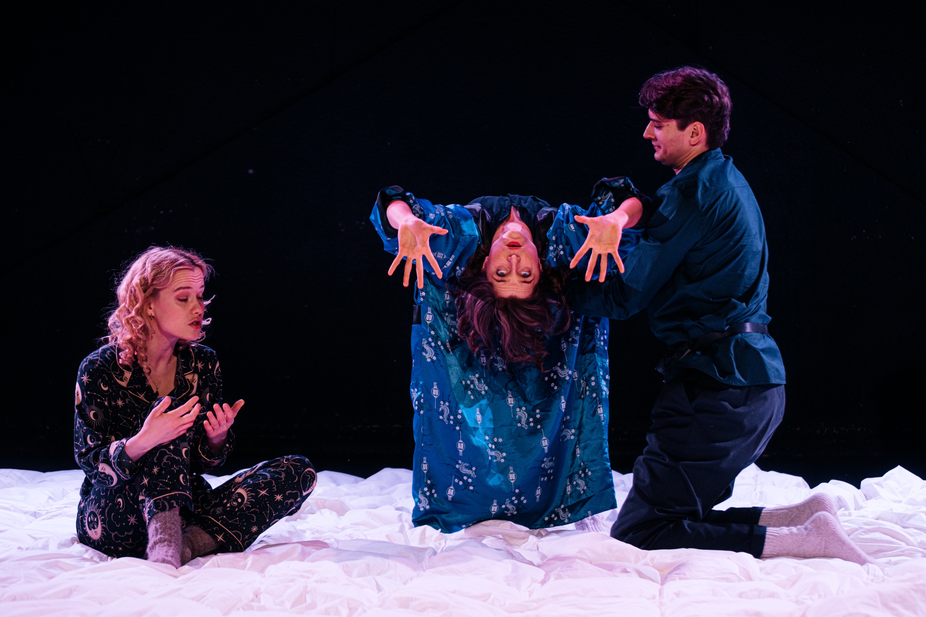 No kreisās: Sandija Dovgāne (Alma), Alise Dzene, Rihards Zelezņevs izrādē "Raganas" // Foto – Aivars Ivbulis