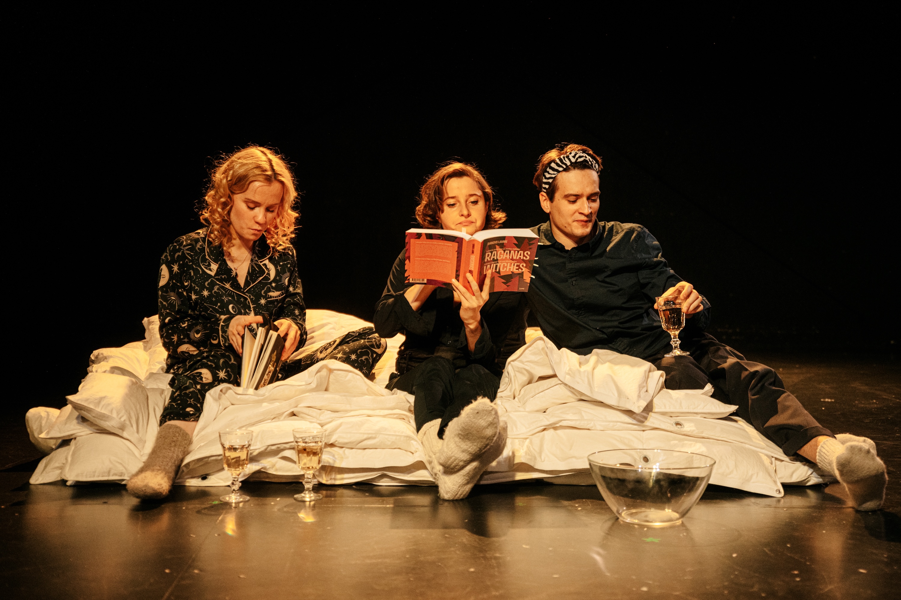 No kreisās: Sandija Dovgāne (Alma), Alise Dzene, Rihards Zelezņevs izrādē "Raganas" // Foto – Aivars Ivbulis