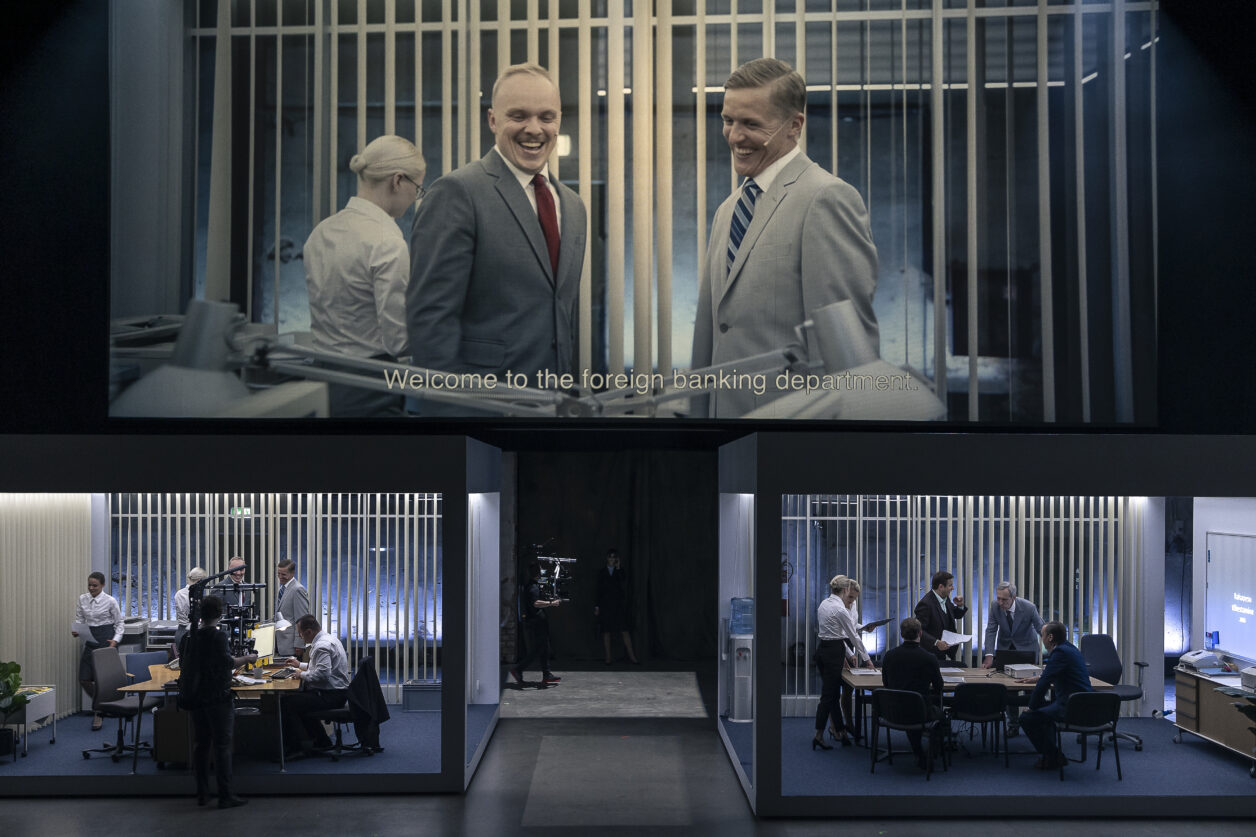 Skats no izrādes "Naudas zeme" ("Rahamaa", angļu val. "Buisiness as Usual", rež. Hendriks Tompere, Igaunijas Drāmas teātris) // Publicitātes foto