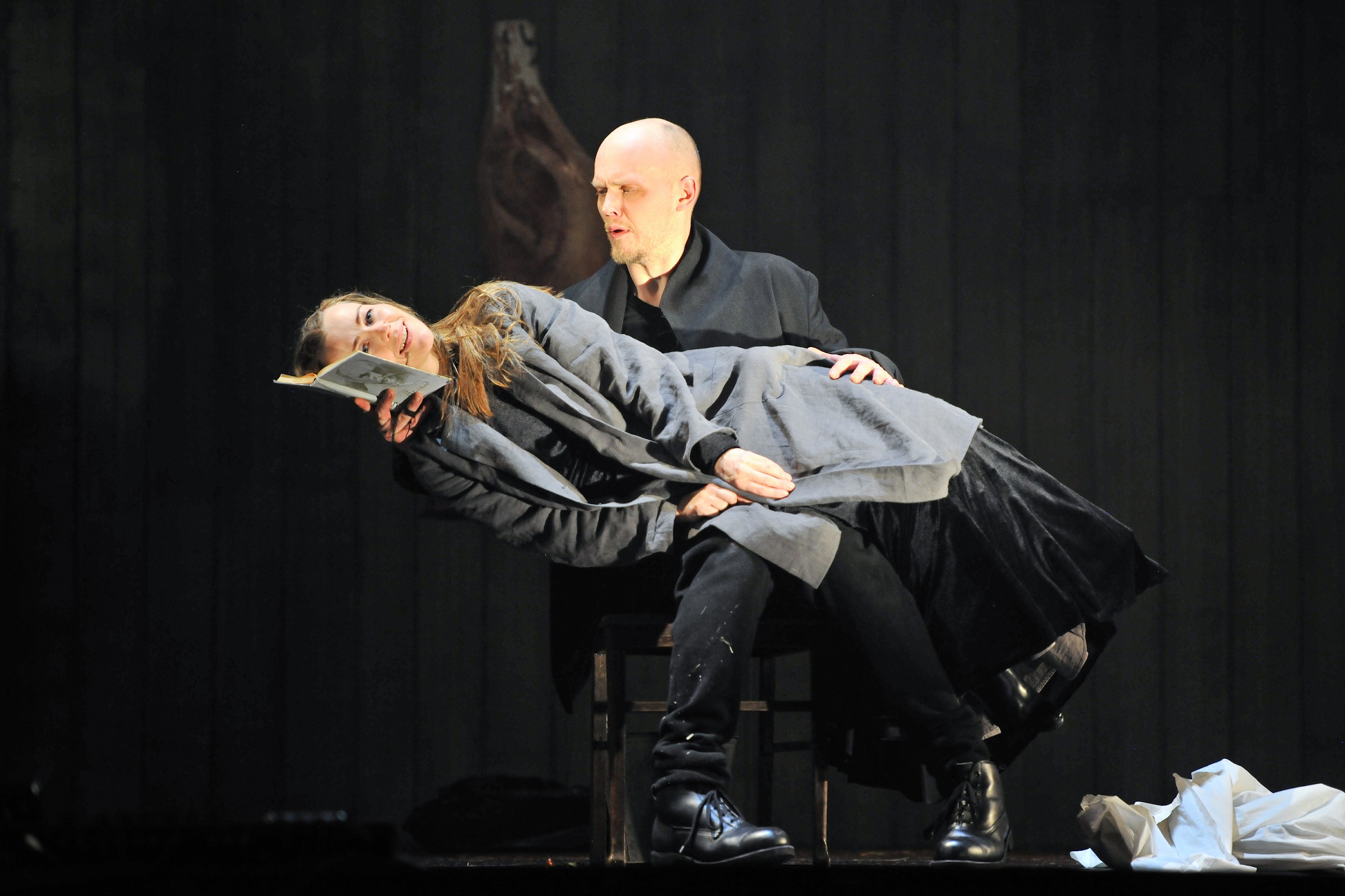 Maija Doveika un Gundars Grasbergs izrādē „Raiņa sapņi” // Foto – Kristaps Kalns