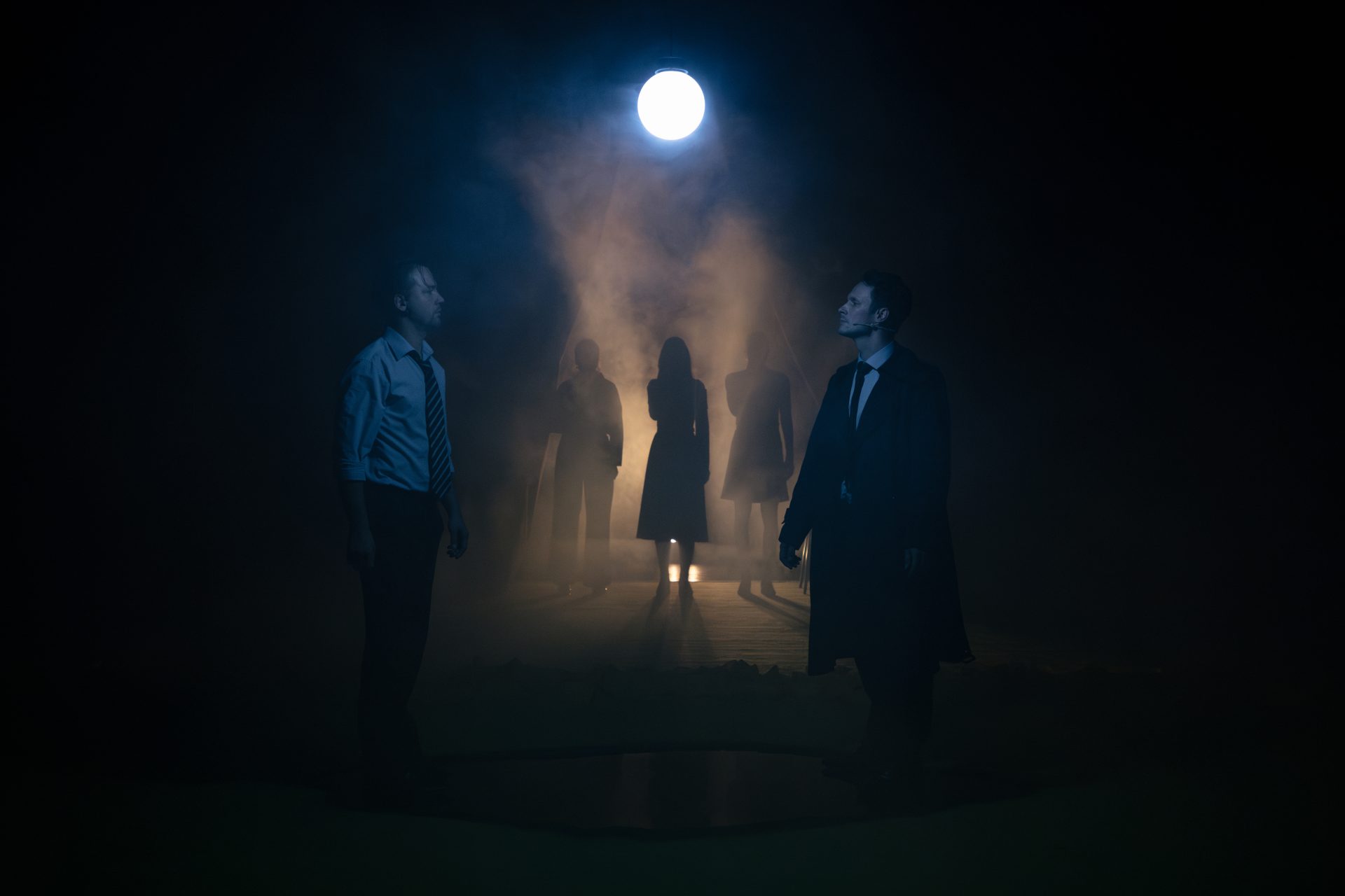 Skats no Liepājas teātra izrādes "Rītausma Vakaros" (2024, rež. Matīss Budovskis) // Foto – Justīne Grinberga