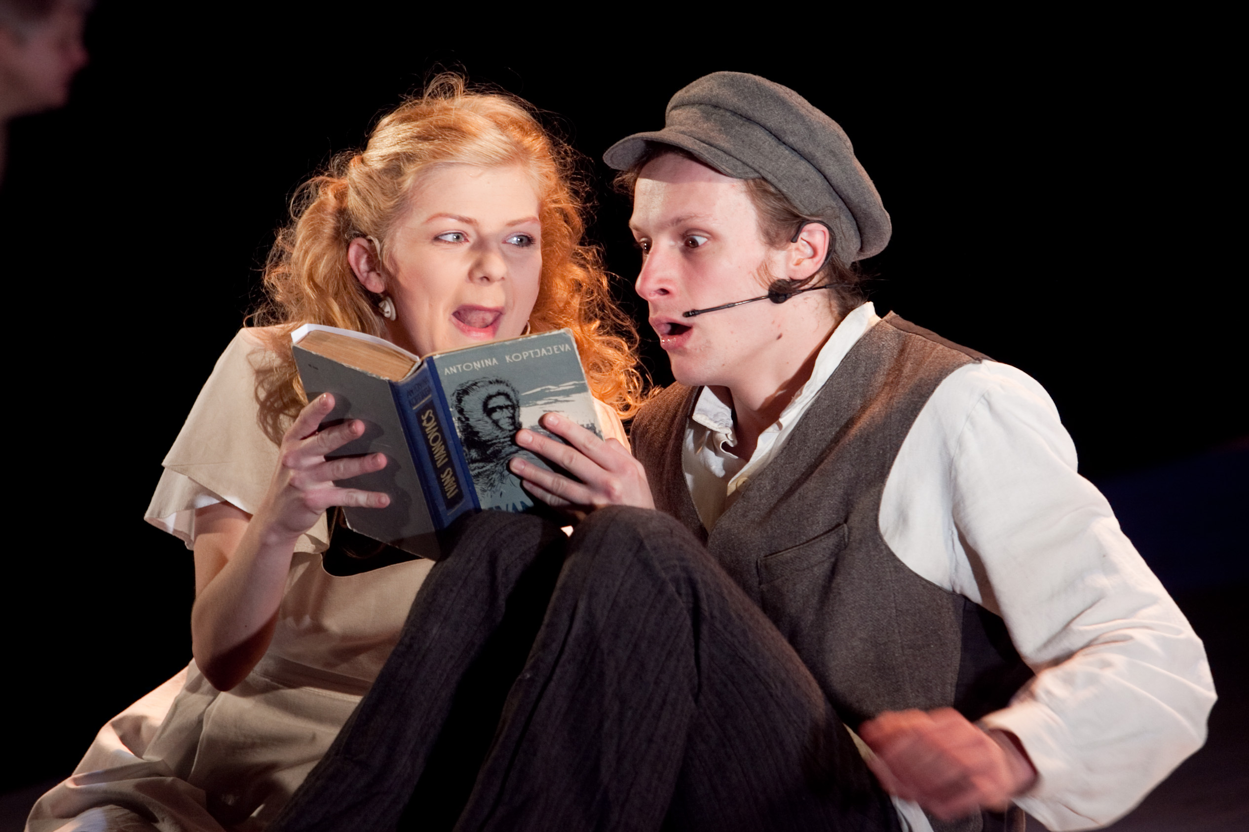 Everita Pjata un Rolands Beķeris izrādē "Spēlē, Spēlmani!" (2011) // Foto – Ziedonis Safronovs