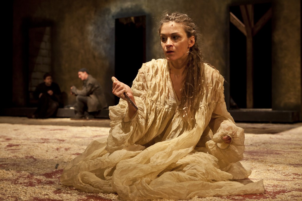 Ilze Ķuzule-Skrastiņa – Džuljeta izrādē "Romeo un Džuljeta" (2012) // Foto – Jānis Deinats