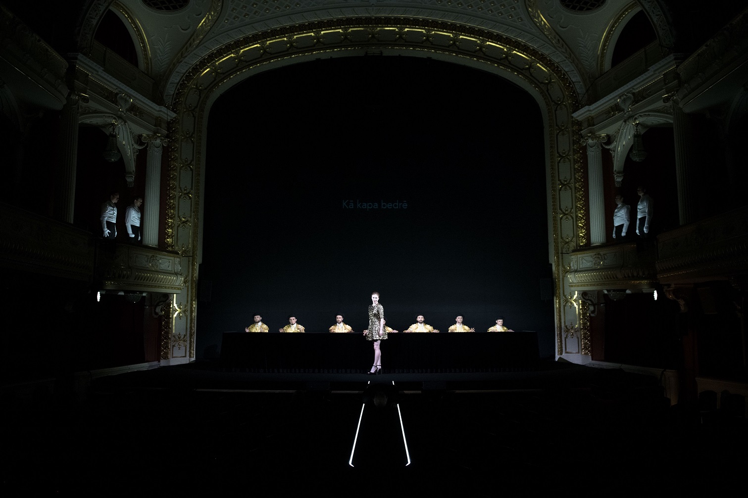 Skats no izrādes "Salome" (NT, rež. Viesturs Kairišs, scen. Reinis Dzudzilo, kostīmi Krista Dzudzilo) // Foto – Kristaps Kalns