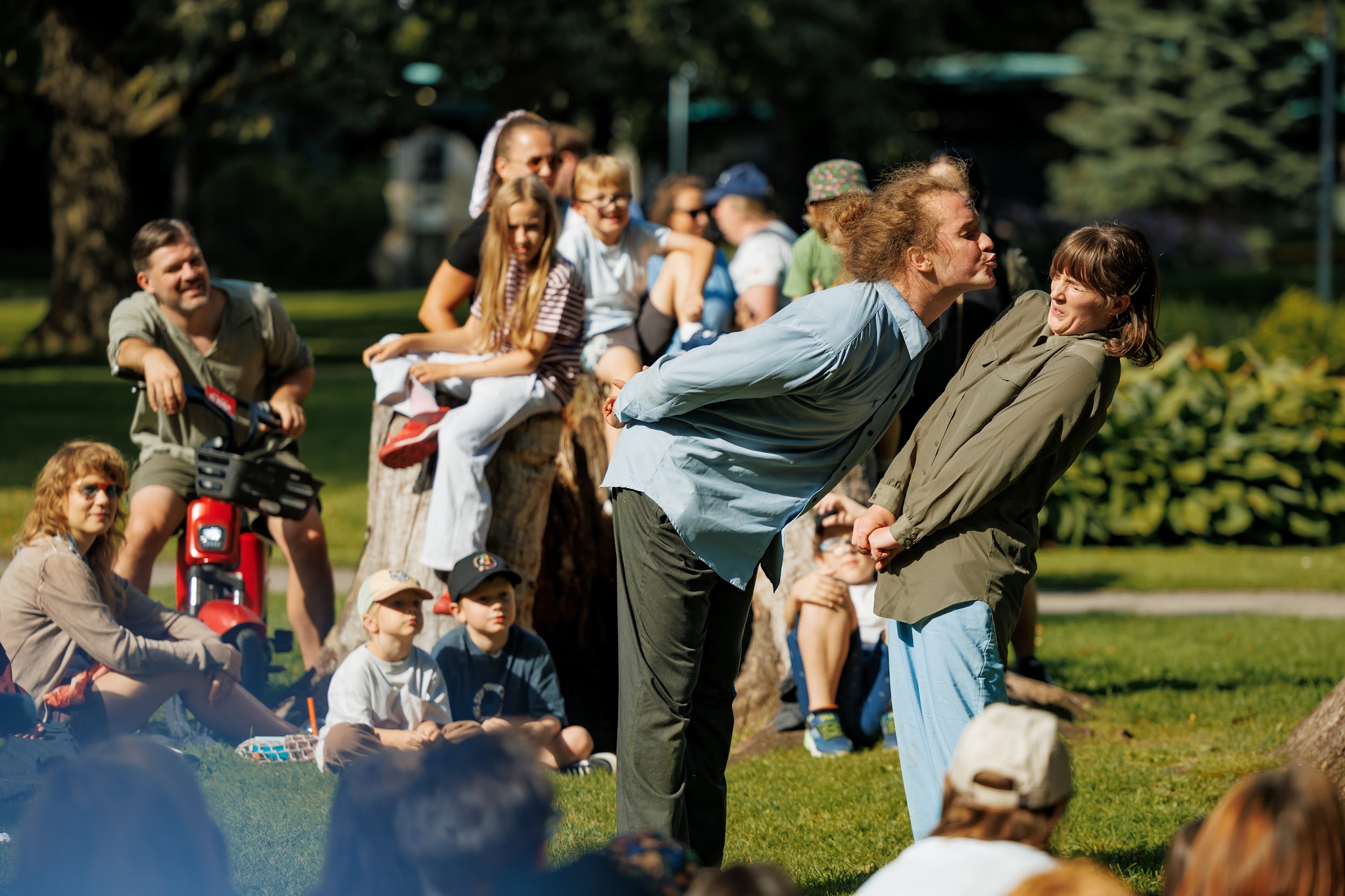 Skats no Latvijas laikmetīgās dejas kompānijas SIXTH izrādes “Nofočē mani” // Foto – Kaspars Teilāns 