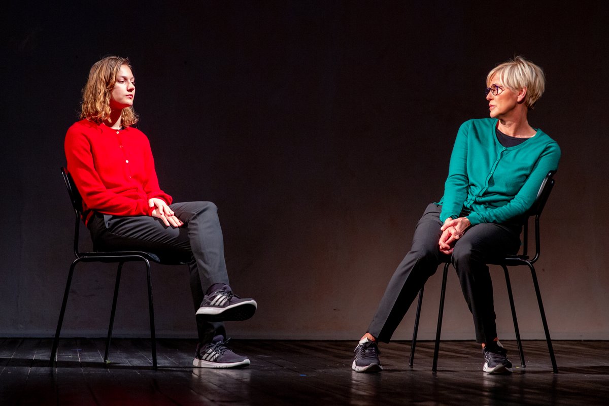 Jana Jacuka un Ināra Slucka izrādē "Situāciju komēdija" // Foto - Maksims Šesterikovs