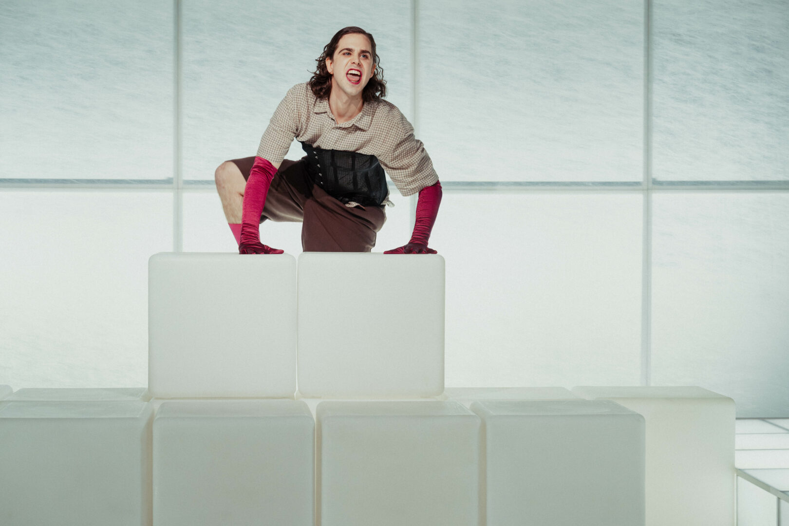 Matīss Kučinskis – Niks Pērle Latvijas Nacionālā teātra izrādē "Bastardi" (rež. Matīss Kaža) // Foto – Andrejs Strokins