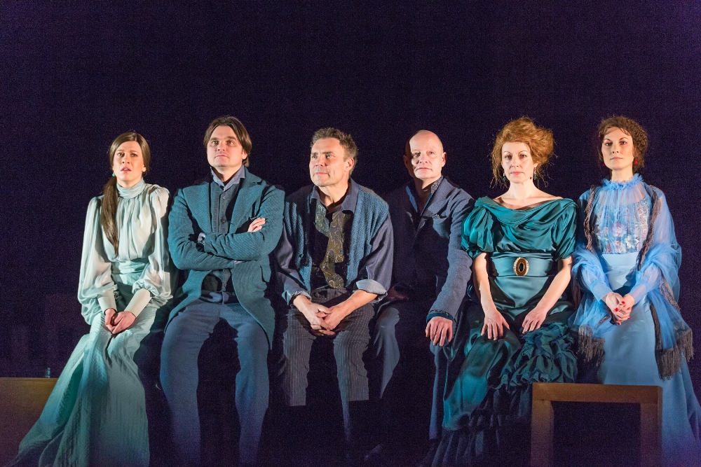 Skats no Dailes teātra izrādes "Saules bērni" (rež. Dž. Dž. Džilindžers) // Foto – Gunārs Janaitis