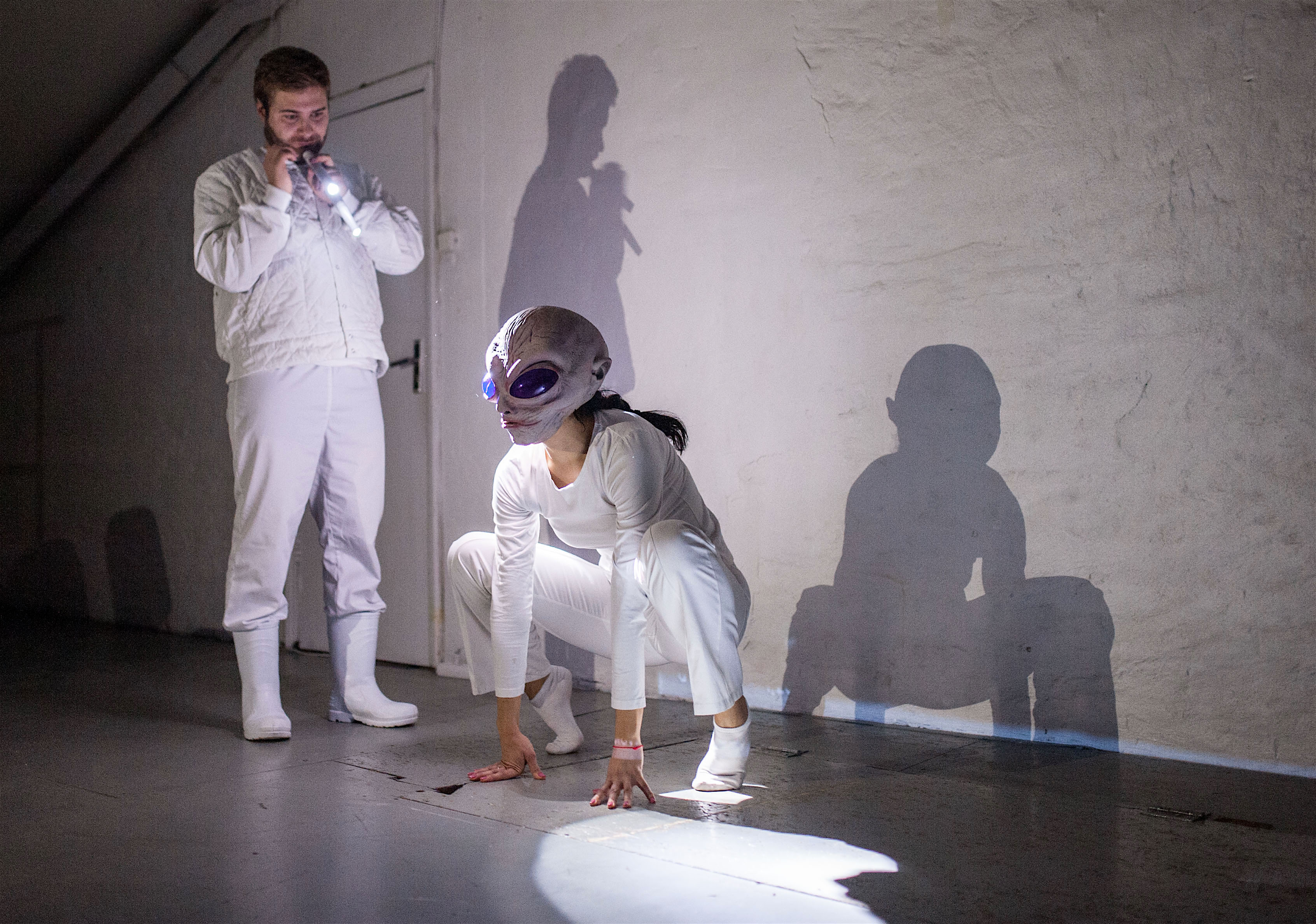 Skats no "Dirty Deal Teatro" izrādes "Lidojošais šķīvītis" // Foto – Jānis Amoliņš