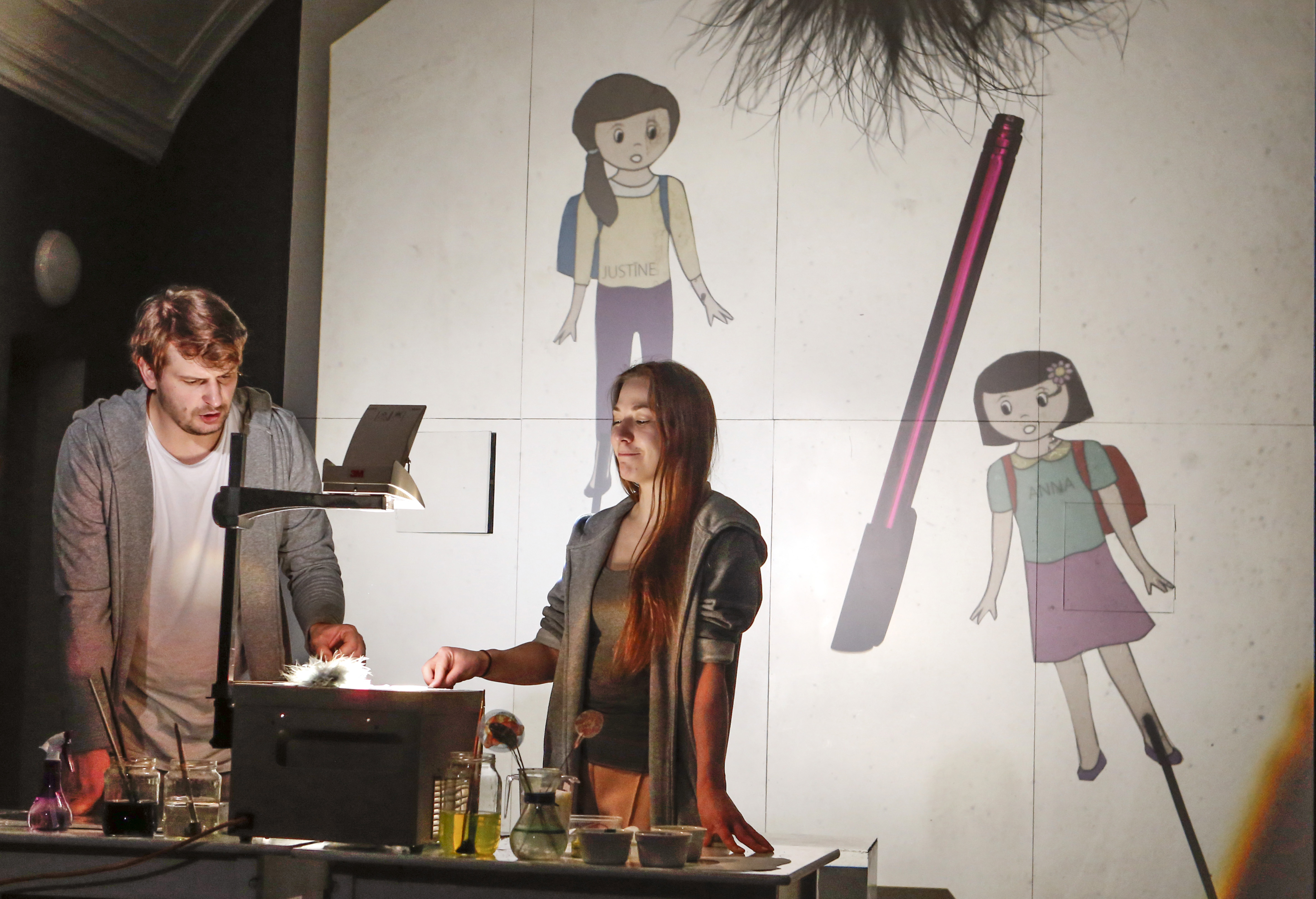 Skats no Rēzeknes teātra "Joriks" izrādes "Spokuskopija" (rež. E. Niklasons) // Publicitātes foto