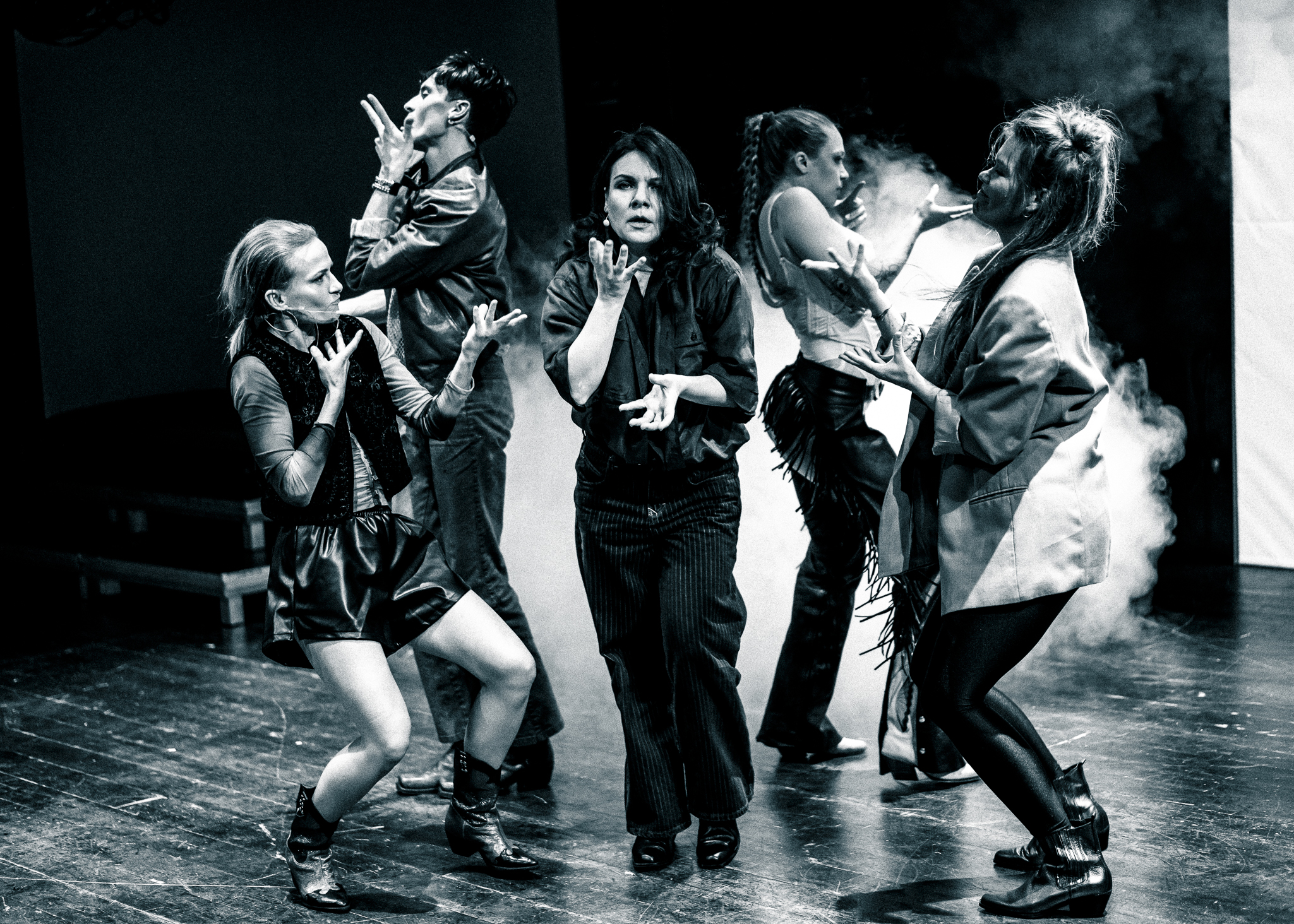 Skats no Olštinas Stefana Jarača teātra (Polija) izrādes “Sūzana Sontāga’’ (rež. Agņeška Jakimiaka, Mateušs Atmans) // Publicitātes foto