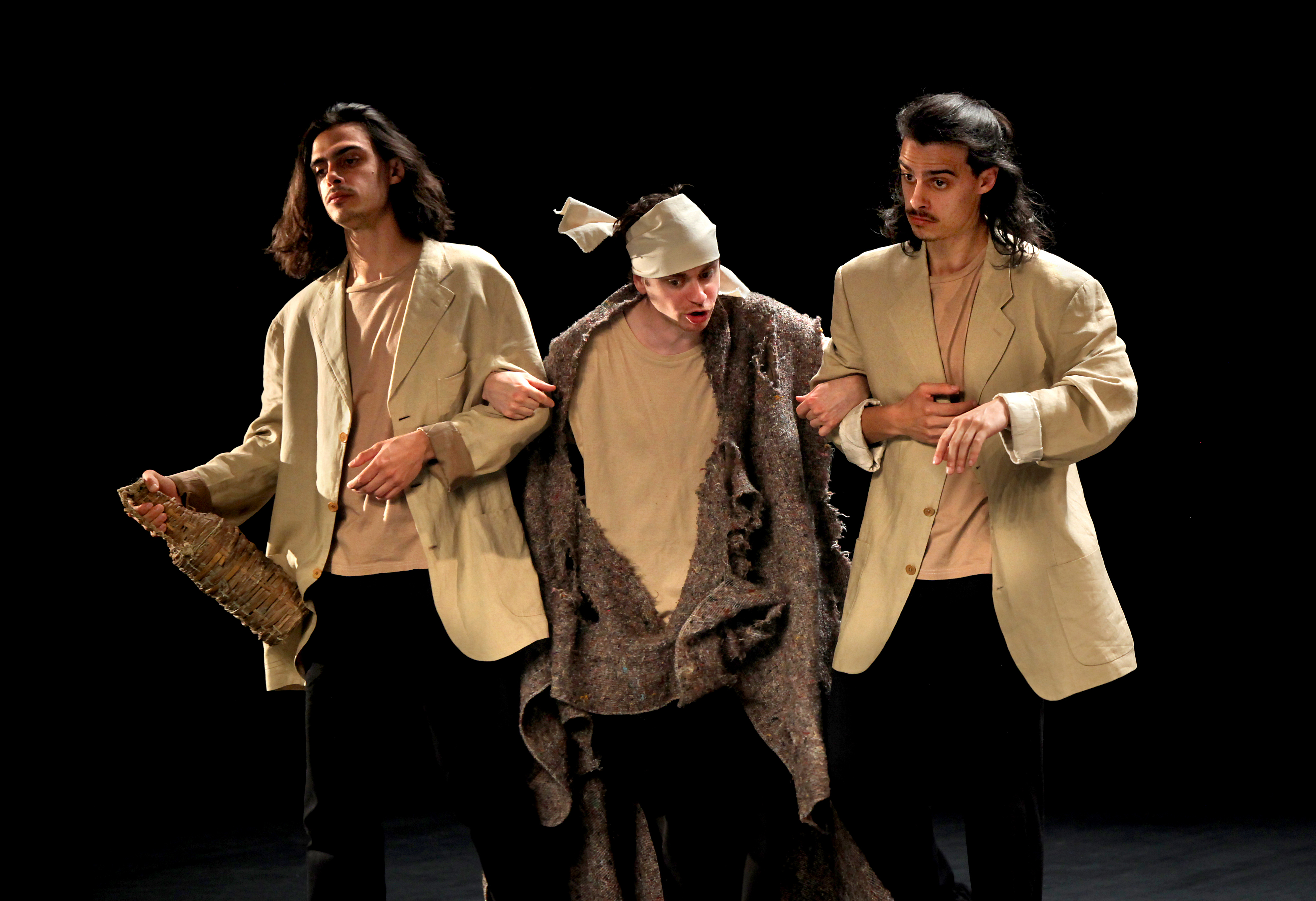 Skats no izrādes "Vētras projekts". Trinkuls – Fabio Maniljo, Kalibans – Silvēns Levits, Stefans – Luka Maniljo // Foto – Marie Clauzade