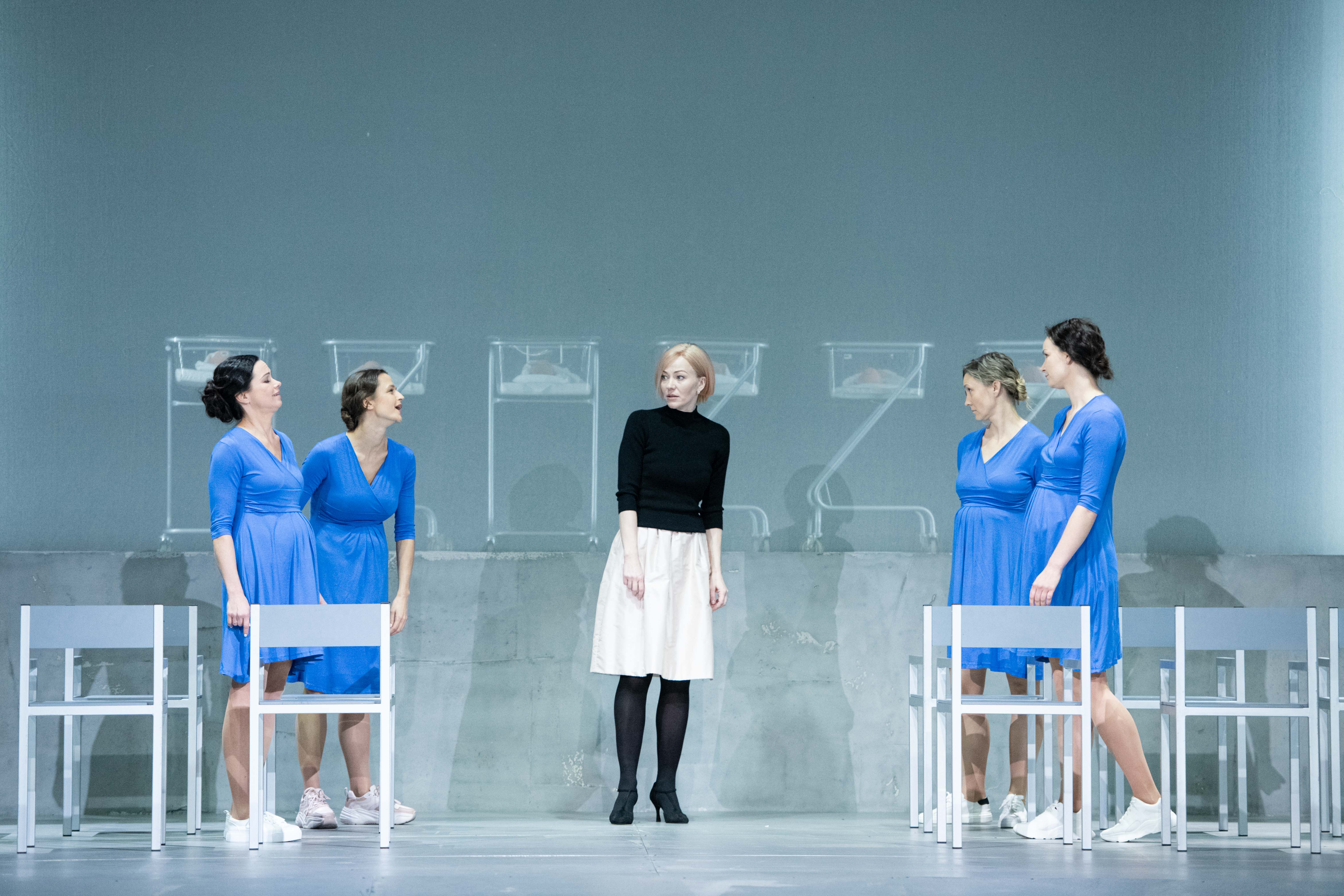 Skats no izrādes. Centrā: Jerma – Maija Doveika // Foto – Kristaps Kalns