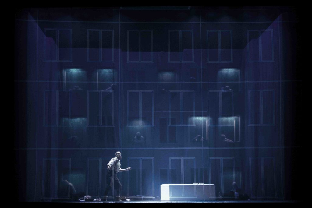 Skats no Nacionālā teātra izrādes "Uguns un nakts" // Foto – Kristaps Kalns