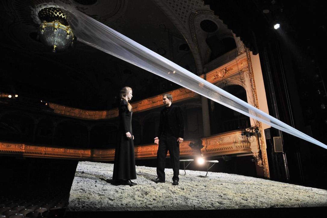 Skats no Nacionālā teātra izrādes "Asins kāzas" // Foto – Kristaps Kalns