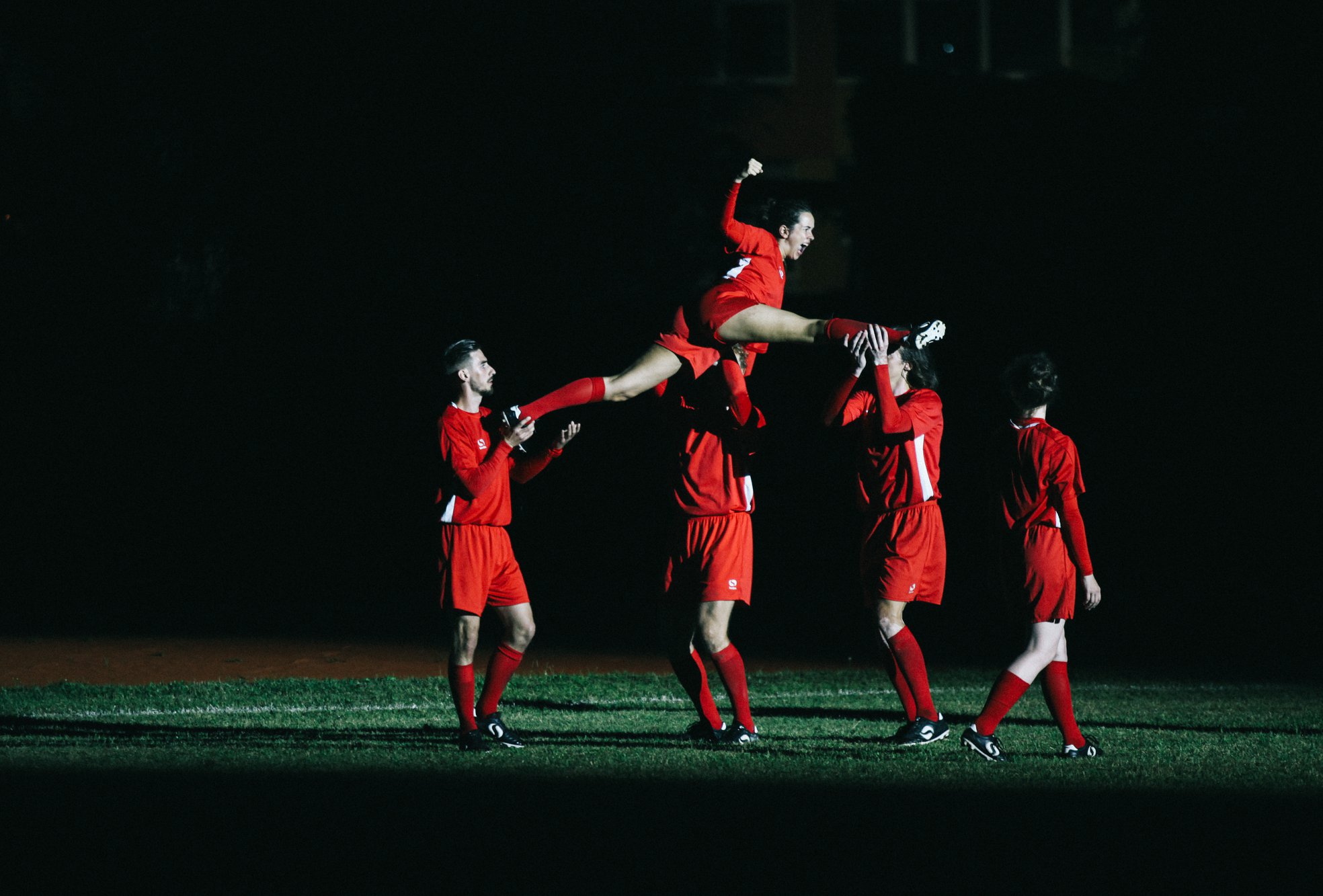 Skats no VVTF izrādes "Uzvara ir mirklis" (rež. Valters Sīlis, gaismu mākslinieks Oskars Pauliņš, 2020) // Publicitātes foto