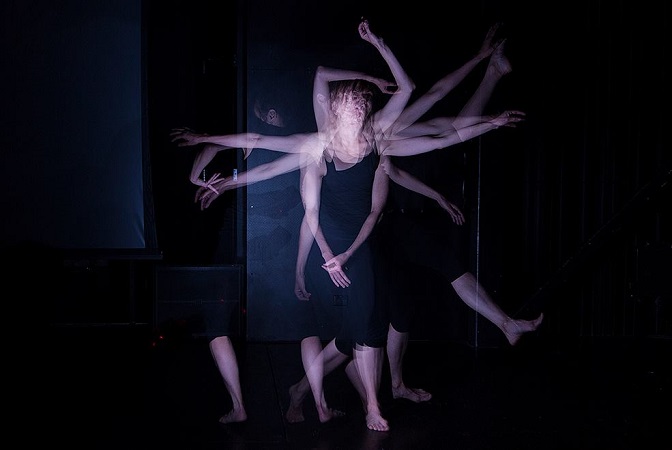 Skats no laikmetīgās dejas izrādes "Viņa dejo" // Publicitātes foto