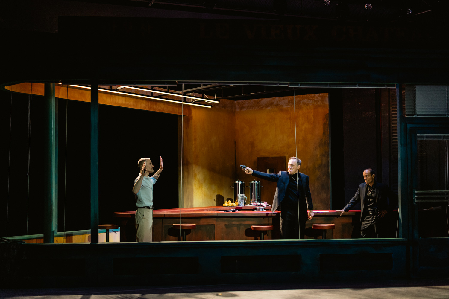 Skats no Varšavas Komēdijas teātra (Polija) izrādes “Atriebība’’ (rež. Mihals Zadara) // Foto – Marek Zimakiewicz