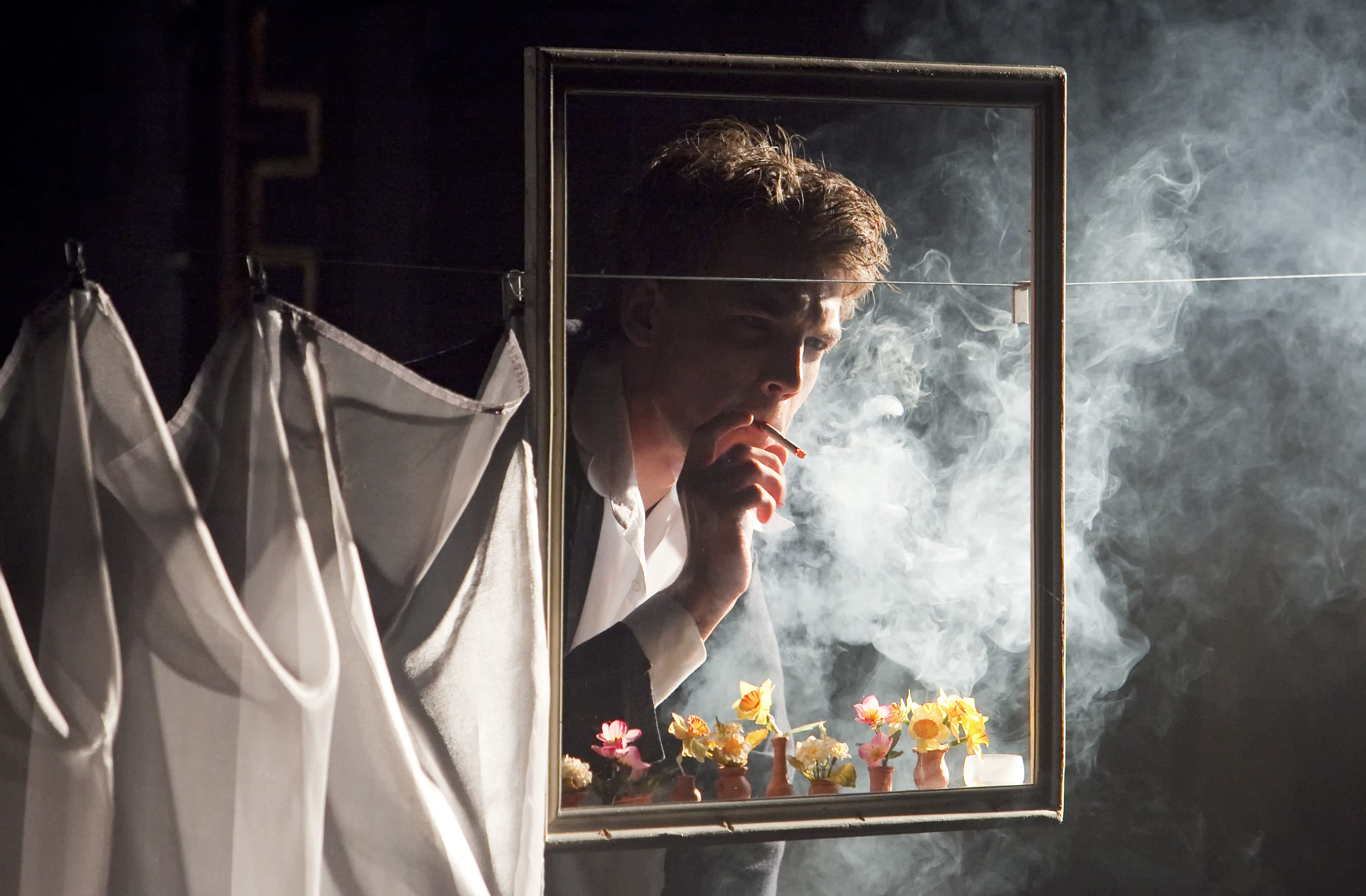 Mārtiņš Kalita – Toms izrādē "Stikla zvērnīca" (2010, rež. Velta, Vītauts Anuži ) // Foto – Ziedonis Safronovs