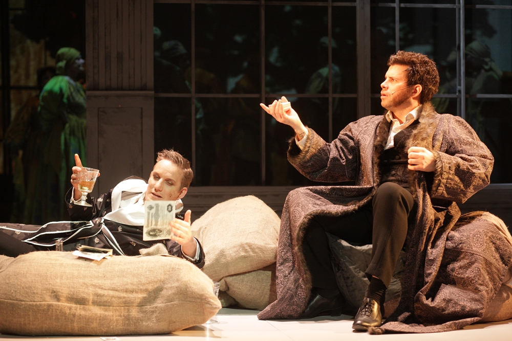 Skats no Dž. Dž. Džilindžera izrādes "Oņegins". Jevgeņijs Oņegins – Artūrs Skrastiņš, Aleksandrs Puškins – Intars Busulis // Foto – Jānis Deinats