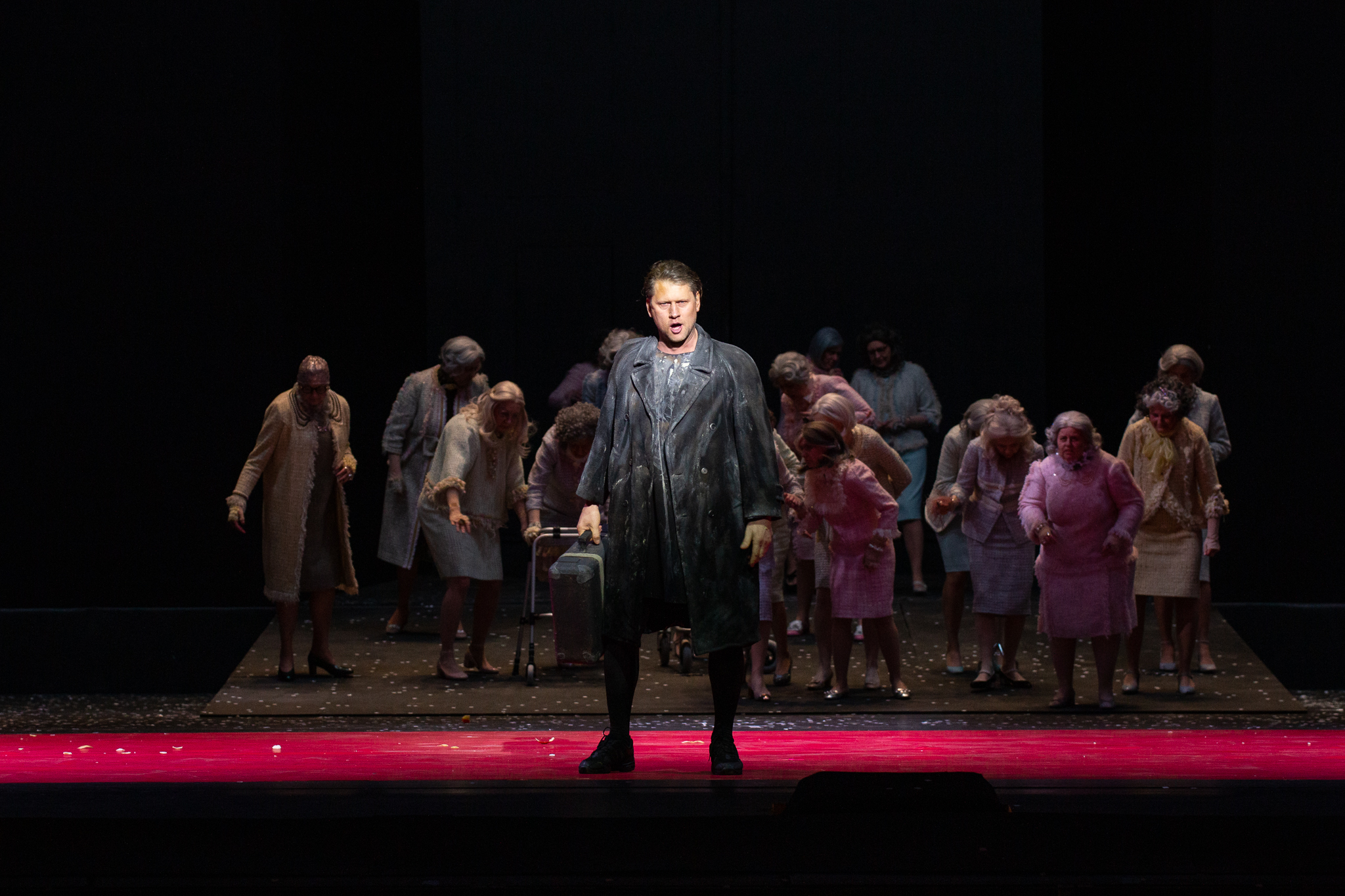 Skats no operas "Pajaci" uzveduma. Centrā: Tonio - Jānis Apeinis // Foto – Agnese Zeltiņa