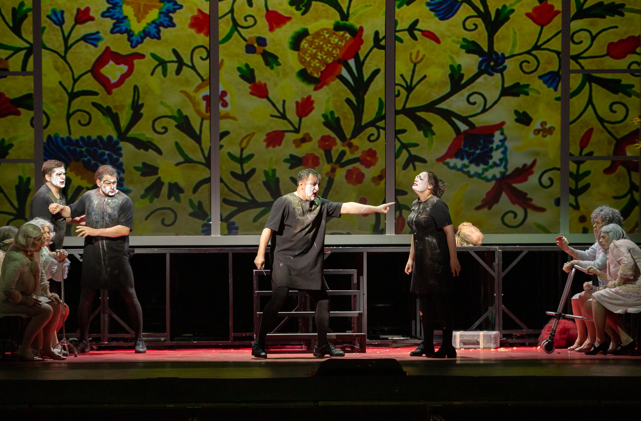 Skats no operas "Pajaci" uzveduma. Centrā: Kanio – Georgs Onjani, Neda – Dana Bramane // Foto – Agnese Zeltiņa