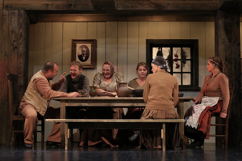 Skats no izrādes "Vienādas asinis" // Foto - Matīss Markovskis