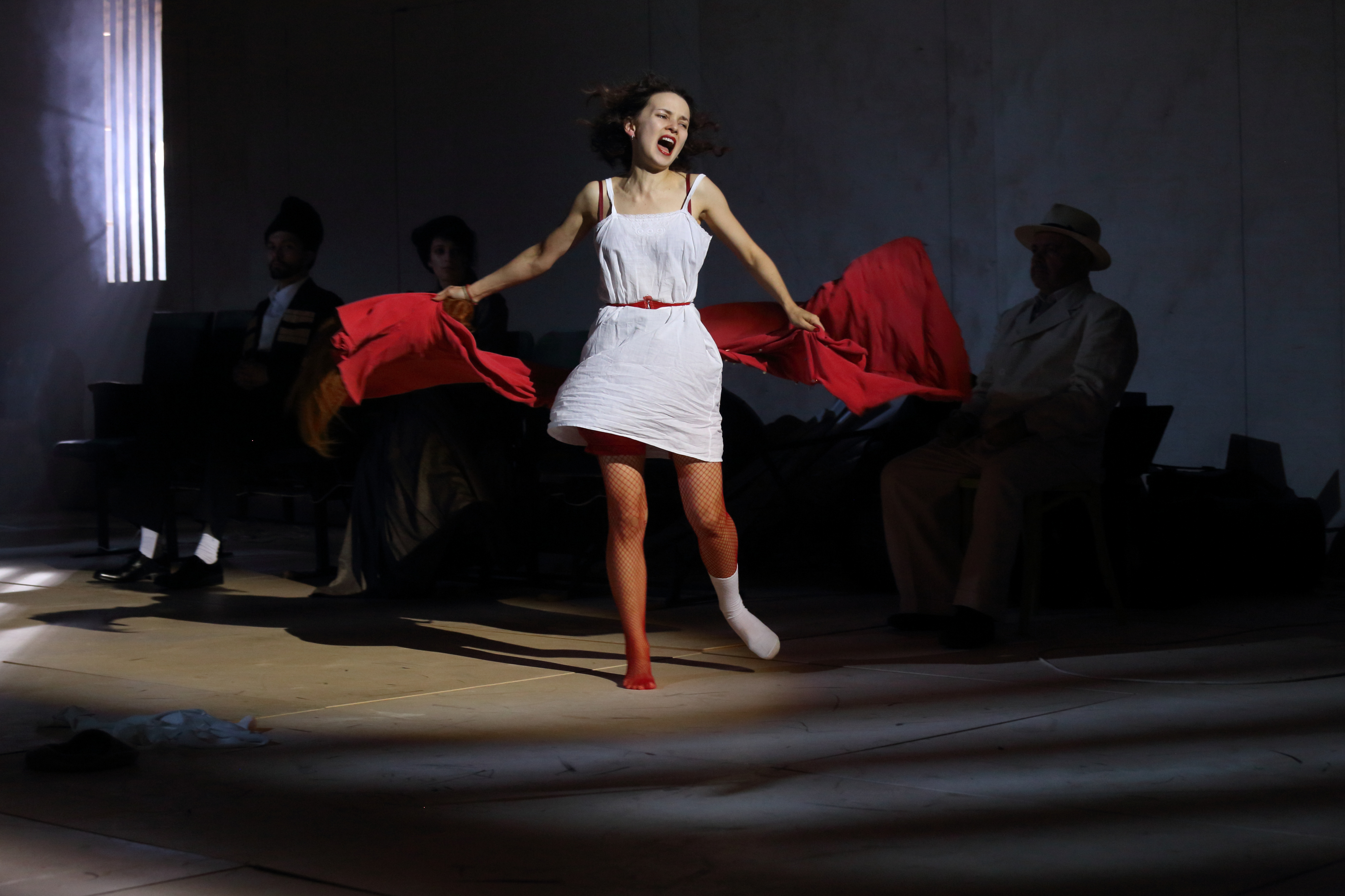 Skats no Dramatiskās Mākslas skolas Dmitrija Krimova laboratorijas (Krievija) izrādes "Līgava bez pūra" // Publicitātes foto