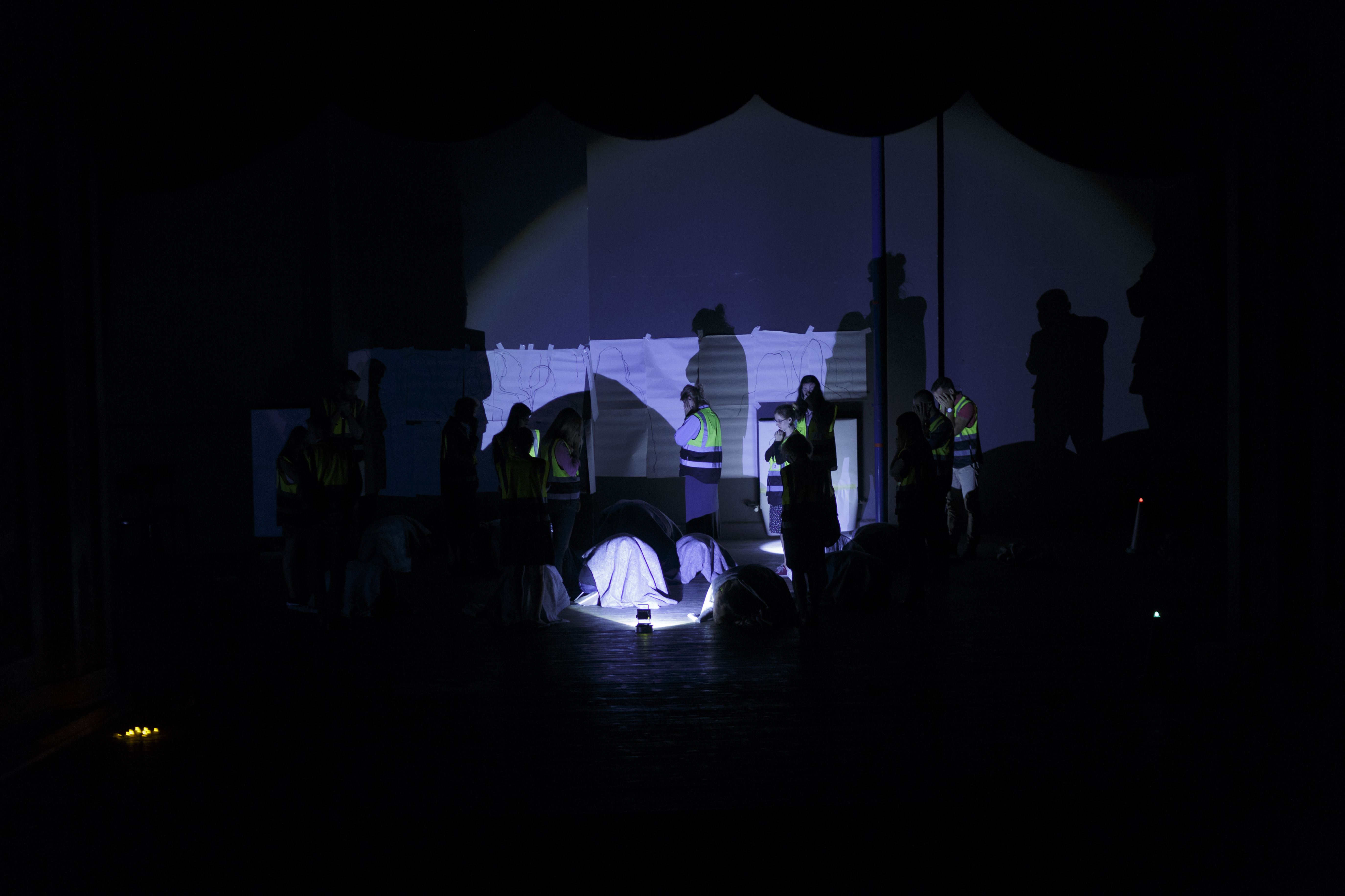 Skats no izrādes "Statisti" // Foto – Andrejs Strokins