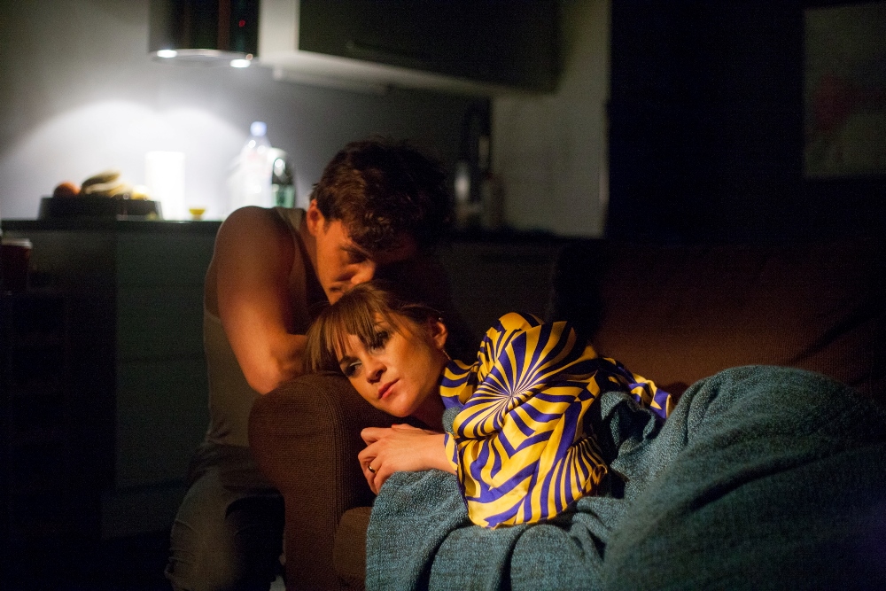 Skats no I. Rešetina izrādes "Nakts vēl nav galā". Maikls – Gints Grāvelis, Džoanna – Ilze Ķuzule-Skrastiņa // Foto – Jānis Deinats