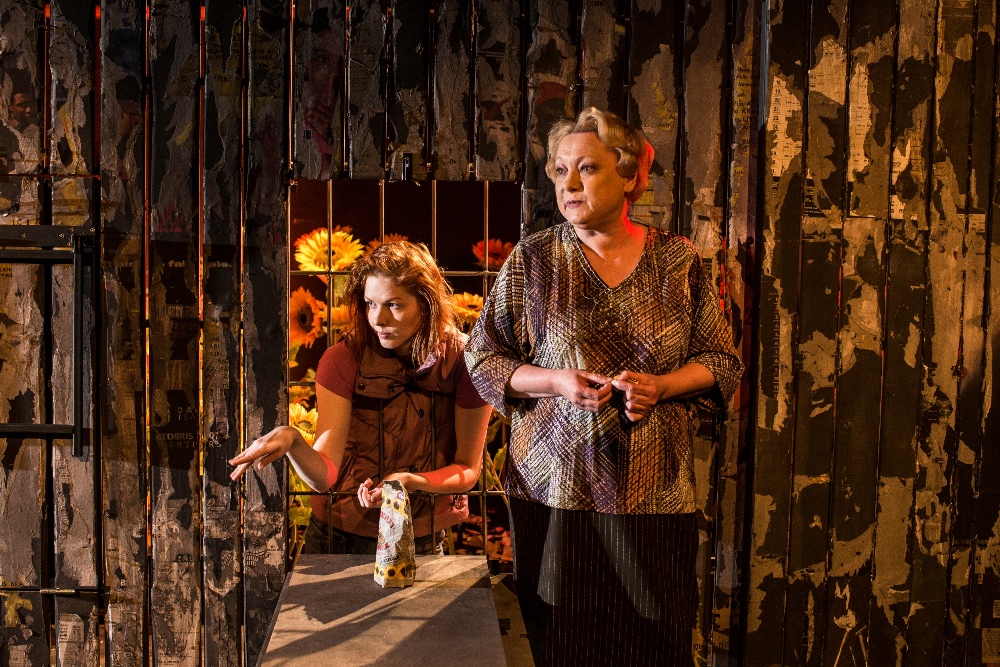 Oksana – Inita Dzelme, Mamma – Indra Briķe // Foto – Jānis Deinats