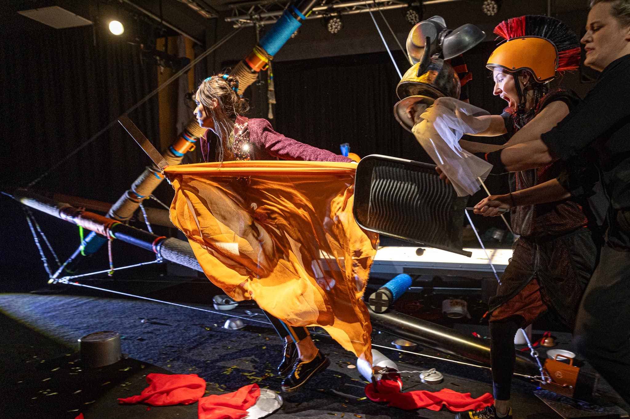 Skats no izrādes "Ahilleja papēdis" (Liepājas Leļļu teātris, 2024) // Foto – Vineta Jaunzeme