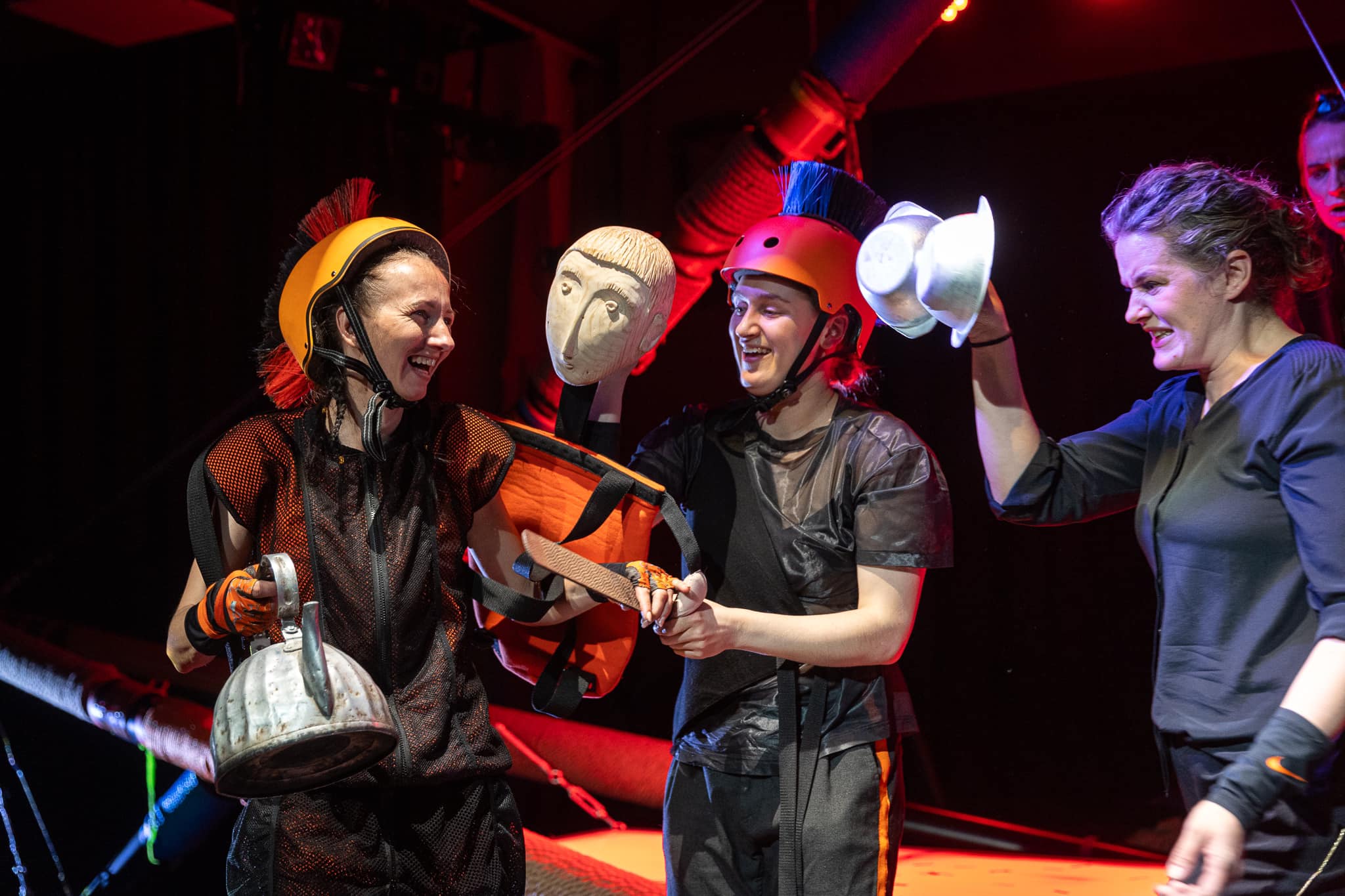 Skats no izrādes "Ahilleja papēdis" (Liepājas Leļļu teātris, 2024) // Foto – Vineta Jaunzeme