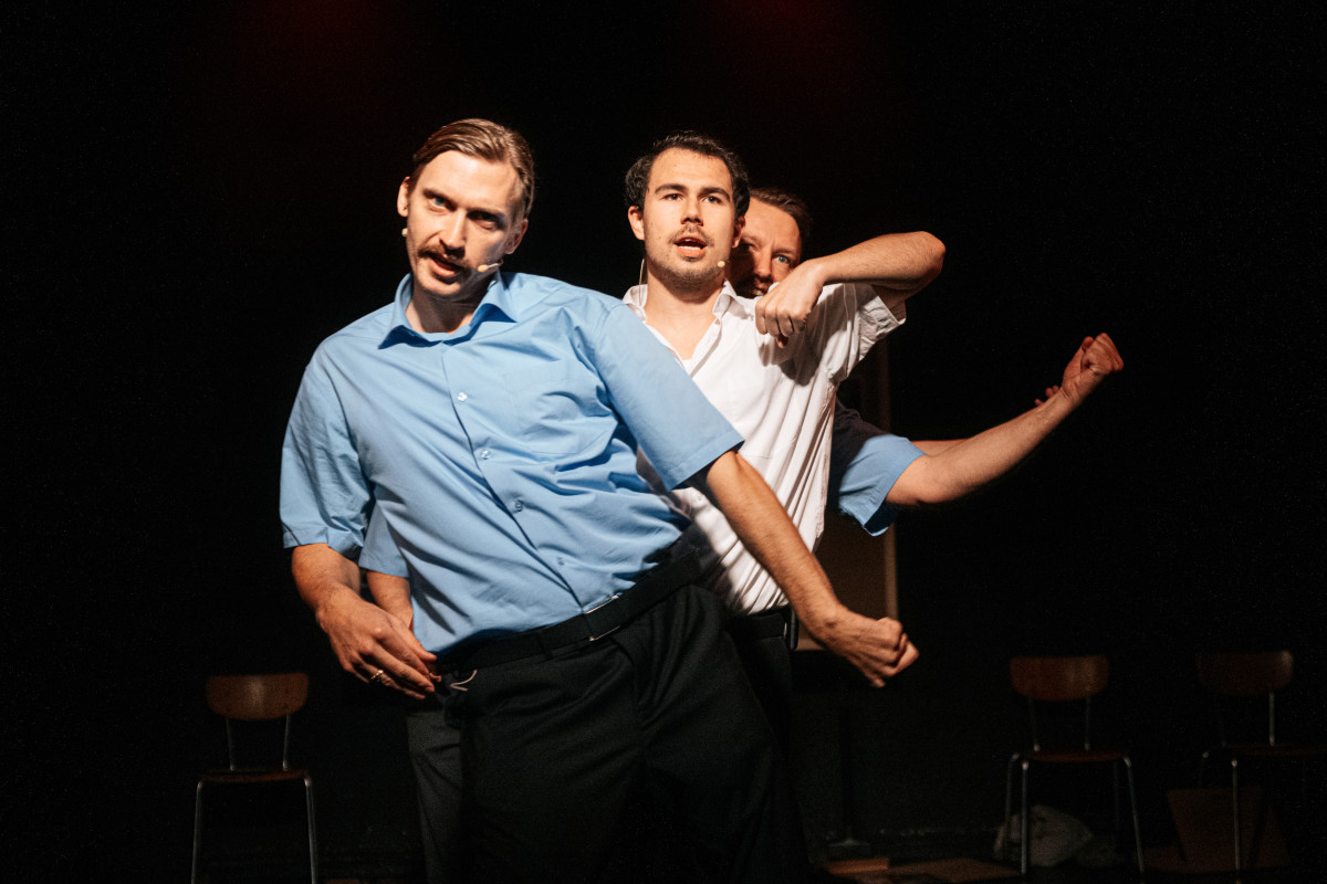 Skats no "Dirty Deal Teatro" izrādes "Alfas" (horeogr. Edvards Kurmiņš) // Foto – Aivars Ivbulis