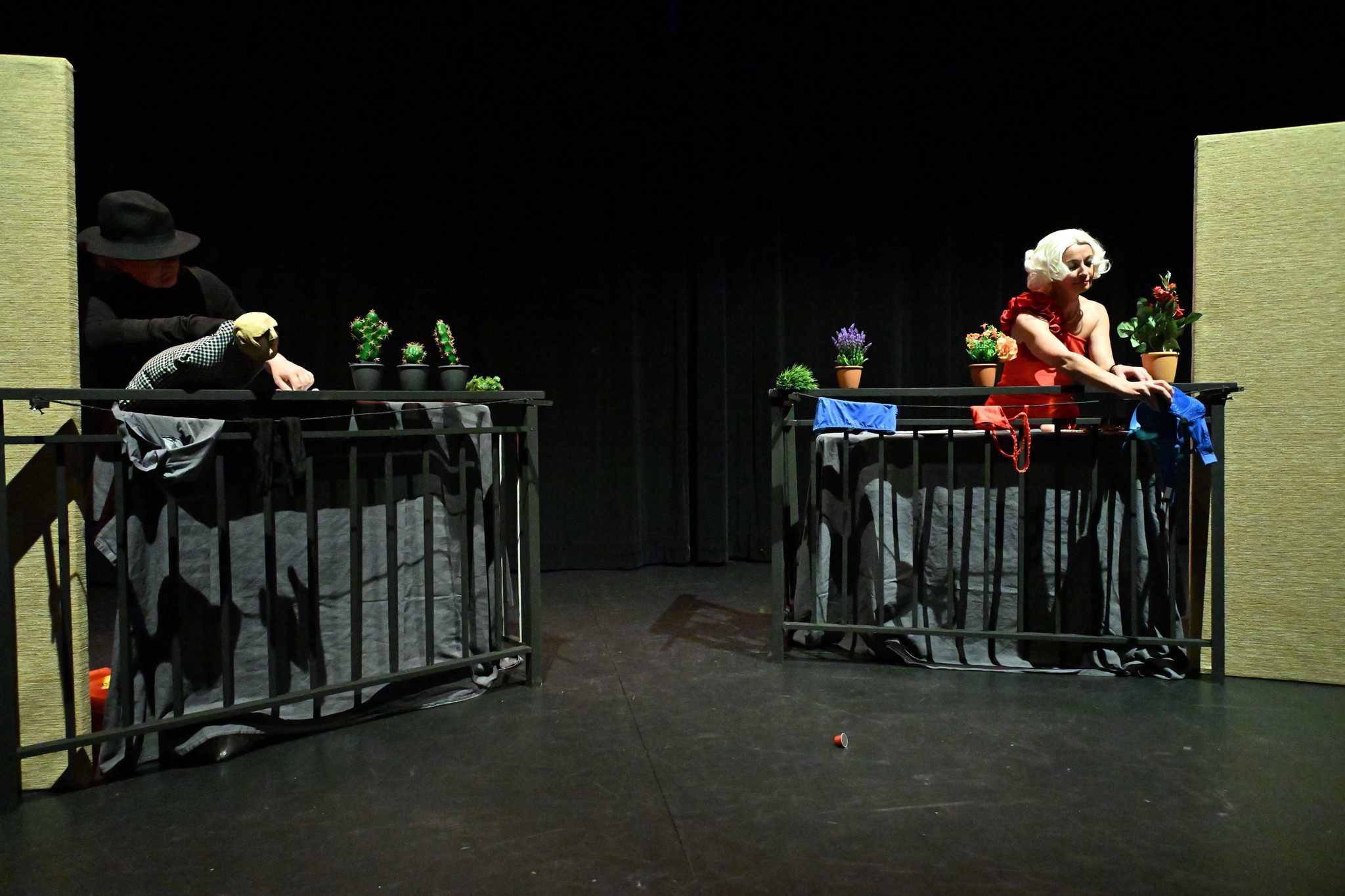 Skats no Ženēvas latviešu teātra “Ailes” izrādes “Otrā pusē” (rež. Gundega Goldšmite) // Foto – Guntars Līcis