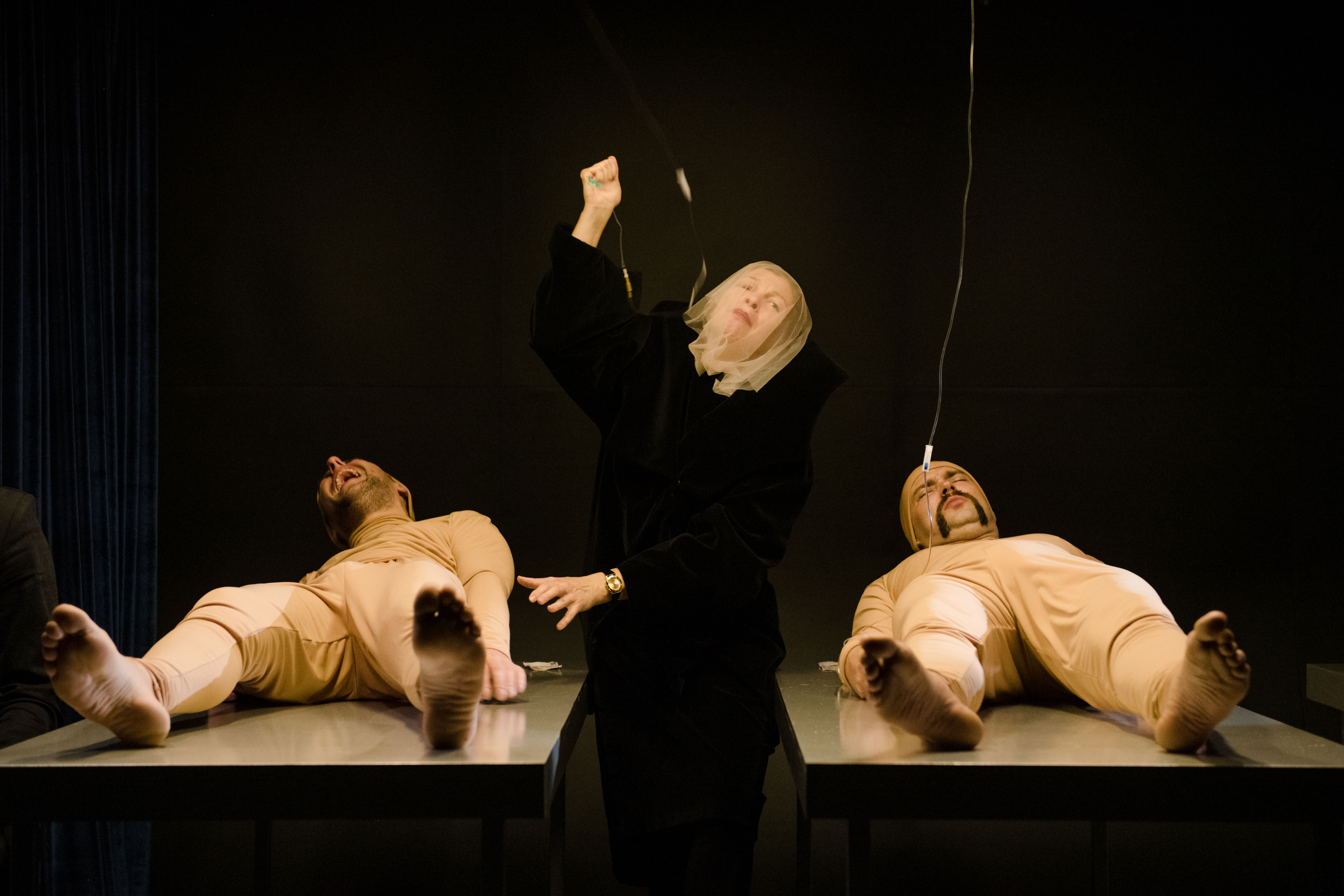 Centrā: Melnā māte – Daiga Gaismiņa // Foto – Kristaps Kalns