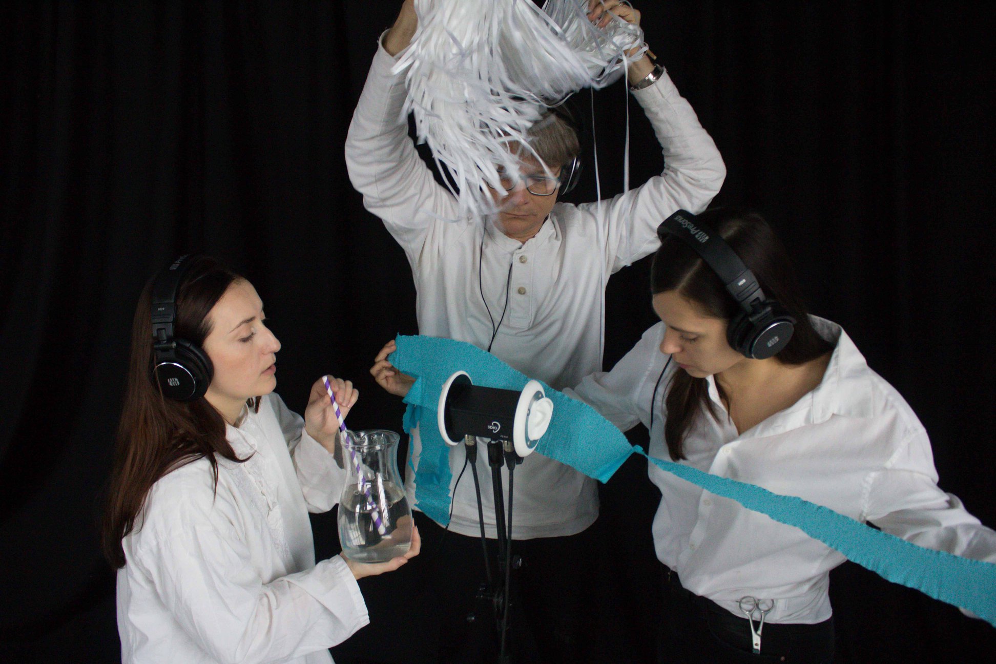 Skats no ĢIT audio sajūtu izrādes "Jums ir apdegušas ausis" (rež. Liena Šmukste) // Foto - Evija Sedola