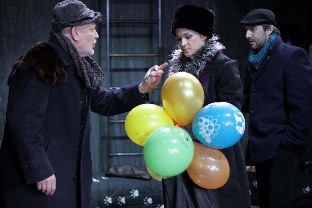 Juris Bartkevičs – Vectēvs, Ilze Ķuzule-Skrastiņa – Māte, Andris Gross – onkulis Toļa  izrādē "Apglabājiet mani zem grīdas" (2012) // Foto – Jānis Deinats