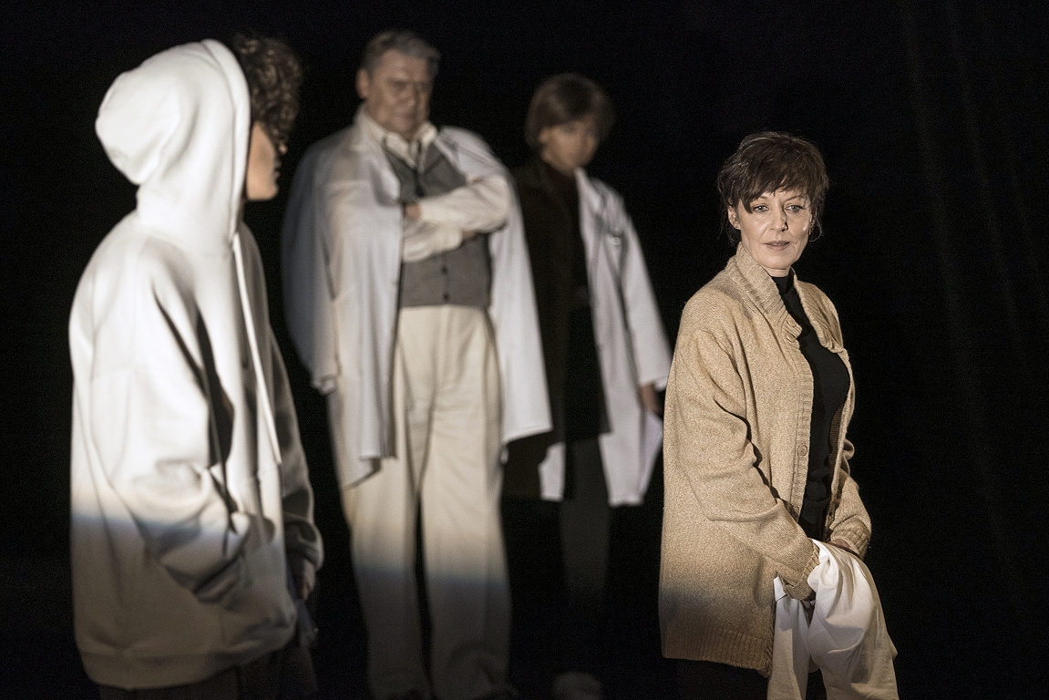 Skats no DT izrādes "Ārsts" (2020, rež. Gatis Šmits) // Foto – Mārcis Baltskars