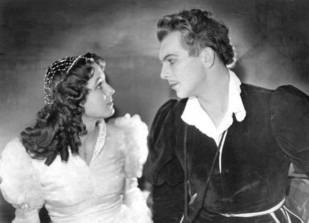 Vija Artmane - Džuljeta, Romeo - Eduards Pāvuls izrādē "Romeo un Džuljeta" (DT, 1953, rež. Eduards Smiļģis) // Foto -  Eduarda Smiļģa Teātra muzeja arhīvs