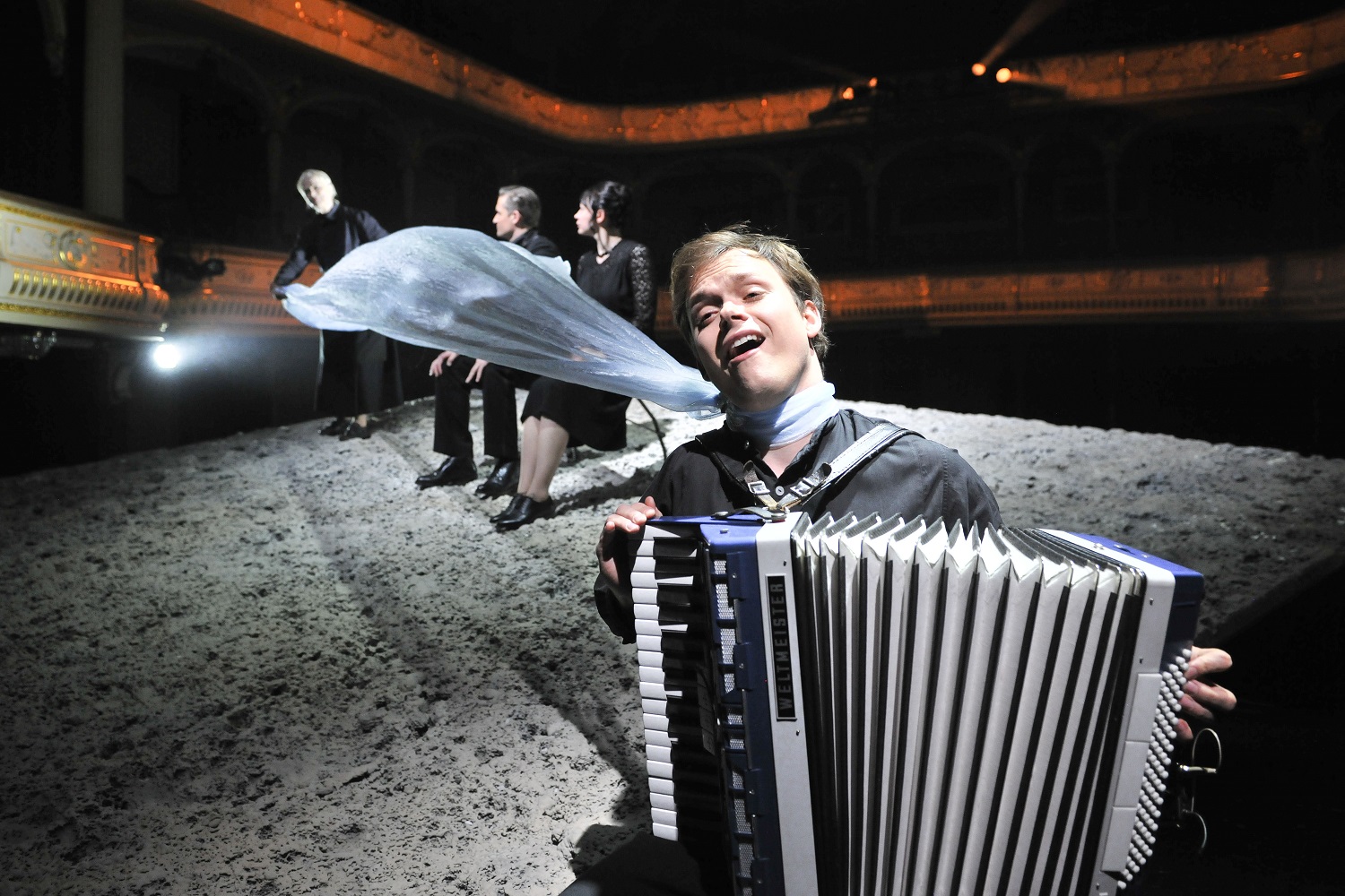 Skats no NT izrādes "Asins kāzas". Priekšplānā: Mēness – Uldis Siliņš // Foto – Kristaps Kalns