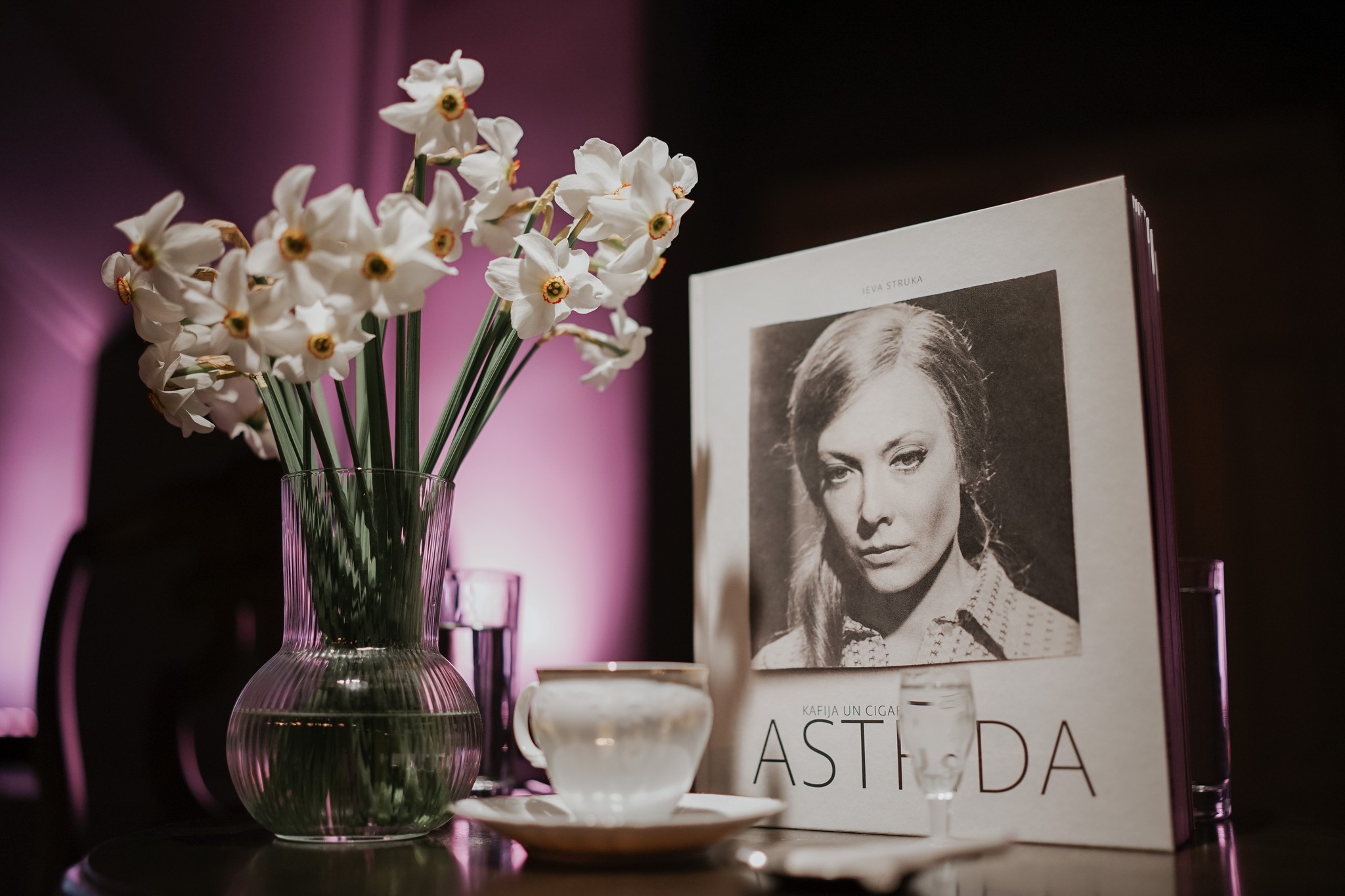 Skats no grāmatas "Kafija un cigaretes. Astrīda" atvēršanas svētkiem Latvijas Nacionālajā teātrī // Publicitātes foto