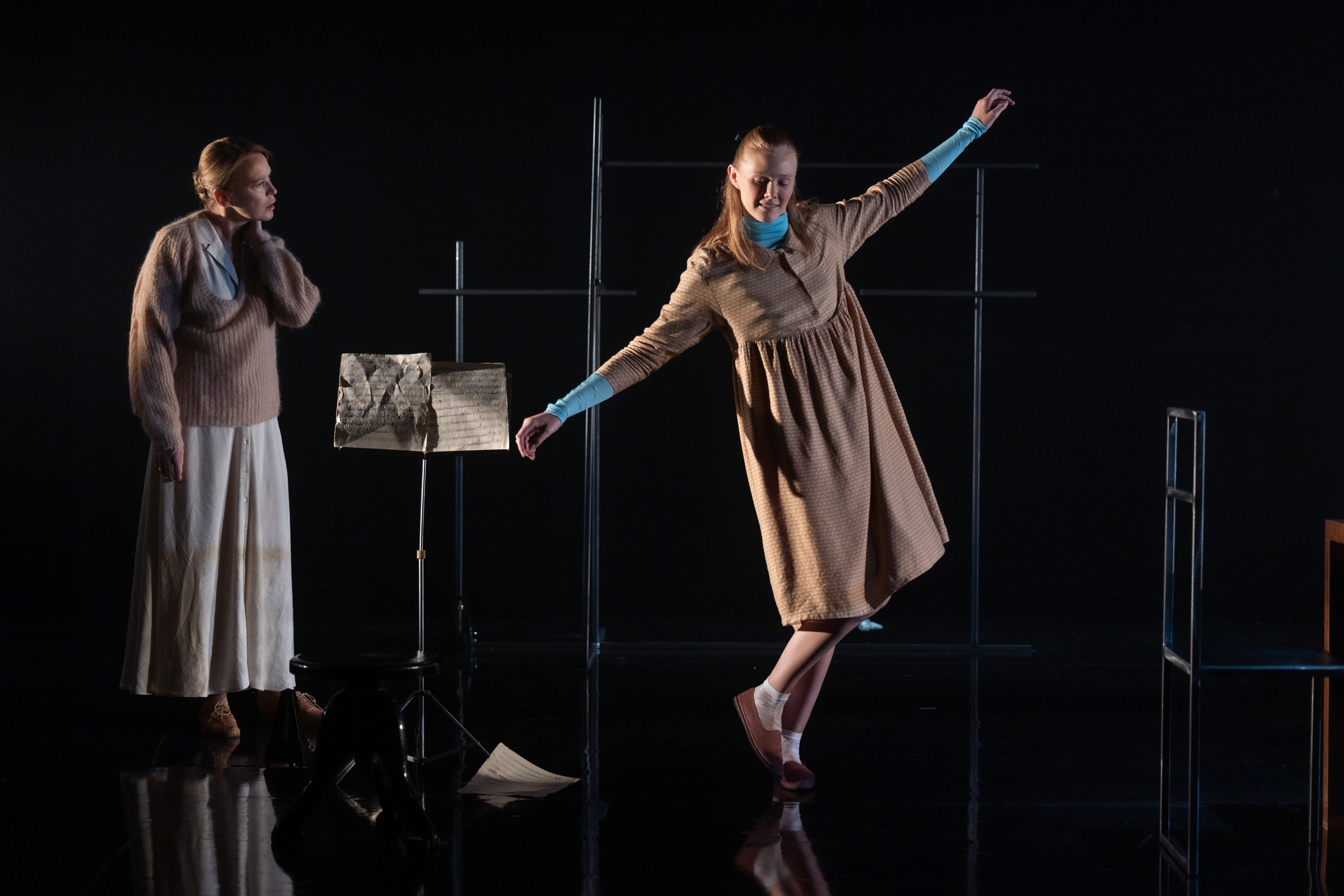 Elita Kļaviņa – Kamilla, Lolita Stūrmane – Lūcija JRT izrādē "Es atgriežos no tālienes" (2022, rež. E. Kļaviņa) // Foto – Jānis Deinats